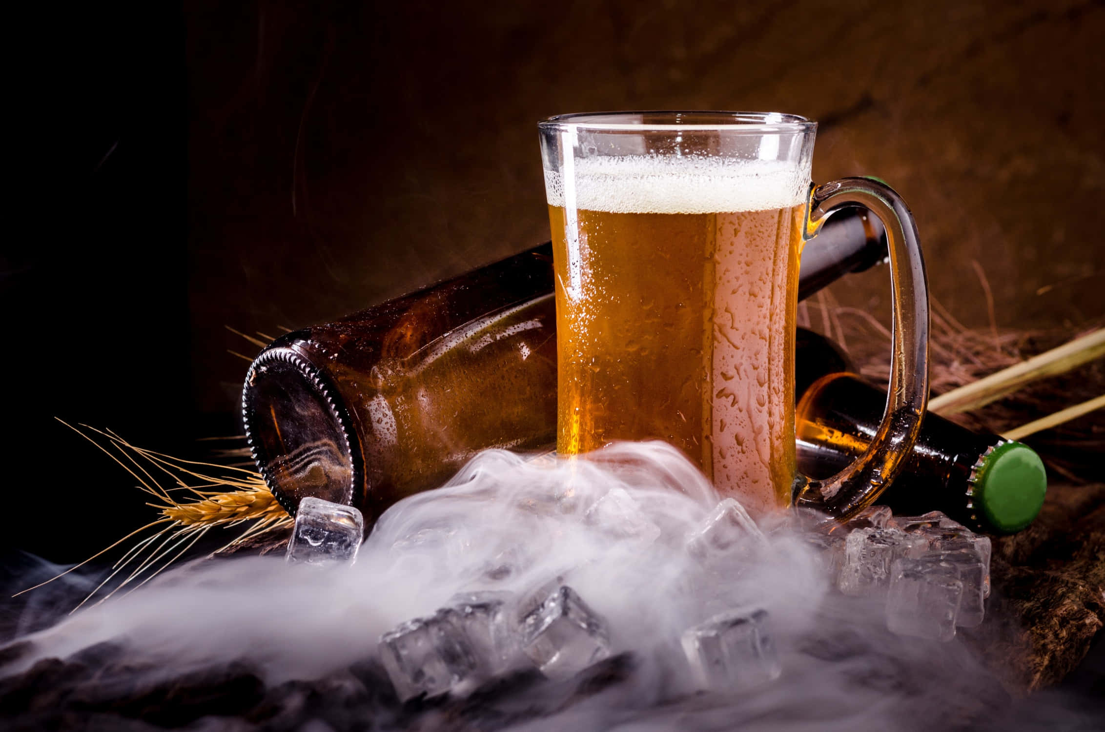 「乾杯！暑い夏の日に冷えたビールに勝るものはない！」 壁紙