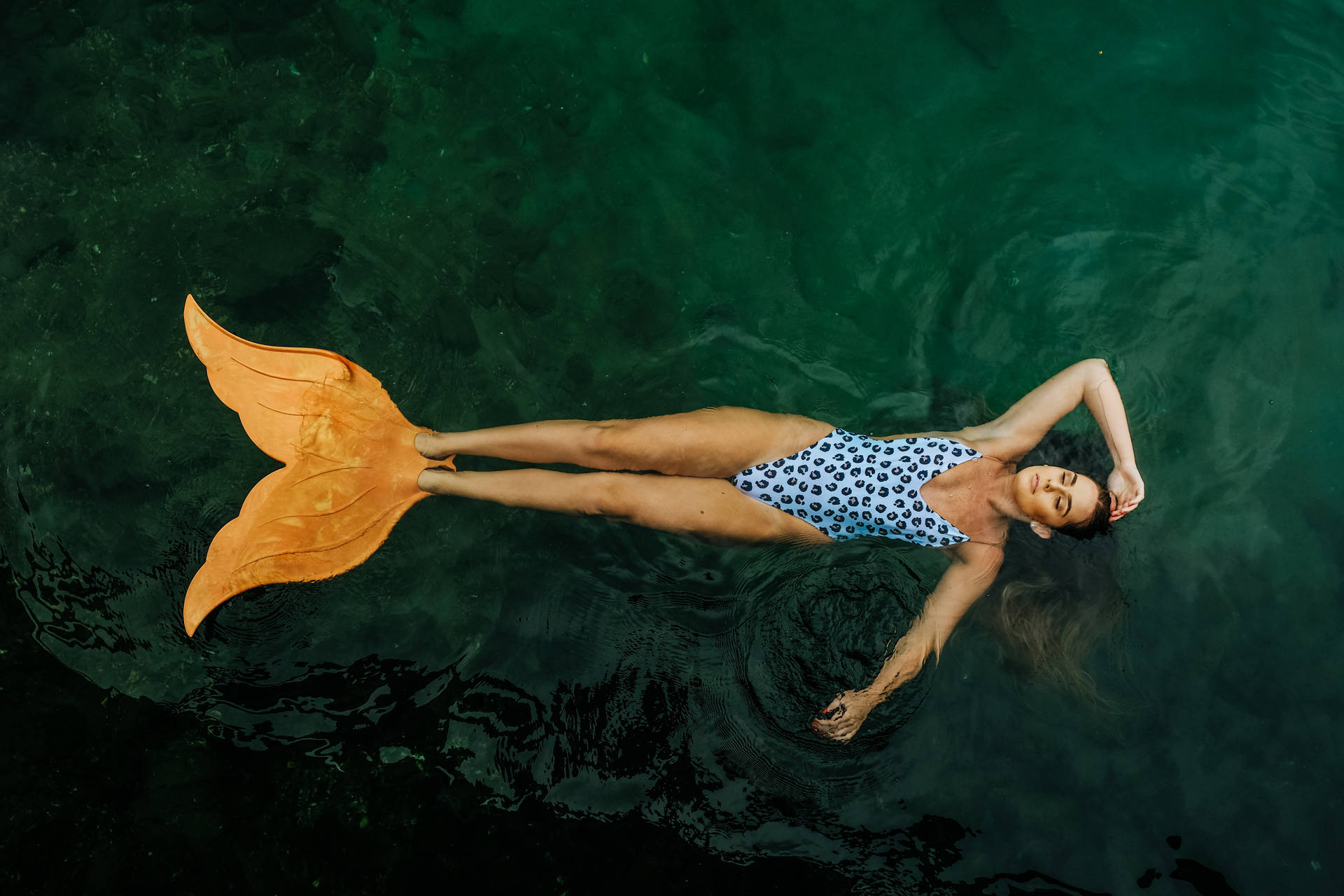 人魚のひれの女性の壁紙。