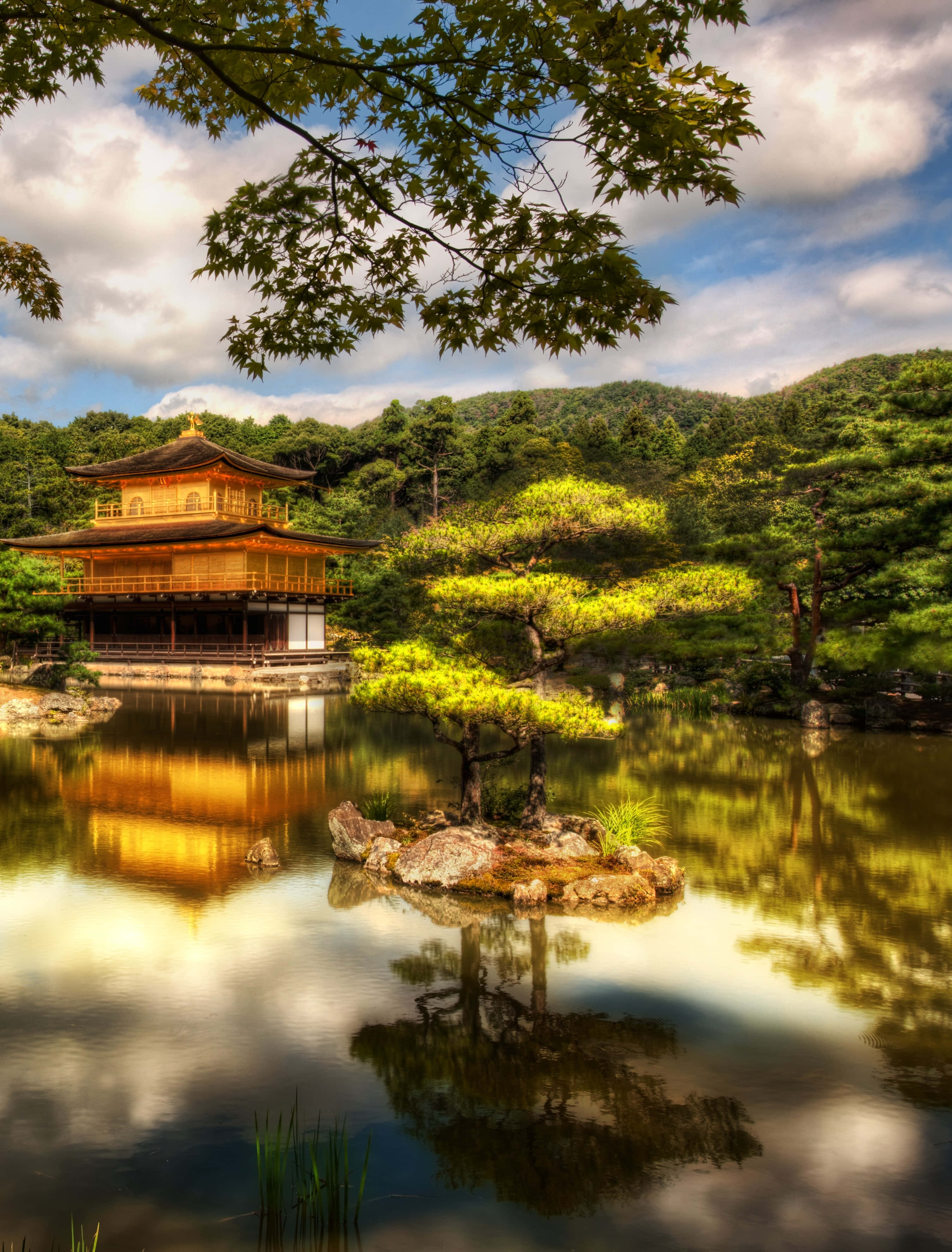 「伝統的な日本庭園に建つ古代寺院」 壁紙