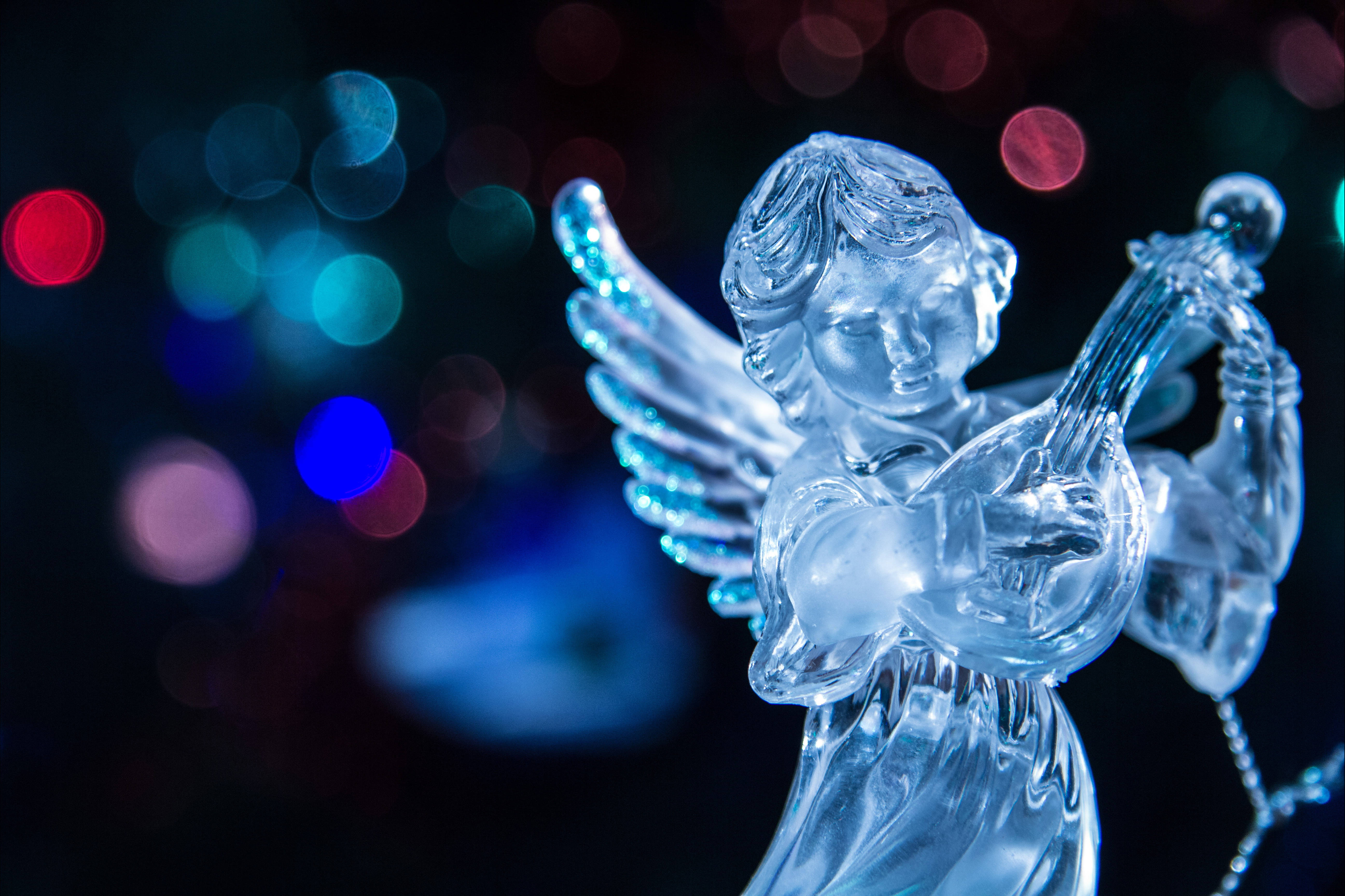 優雅なガラス製クリスマスエンジェルフィギュア 壁紙