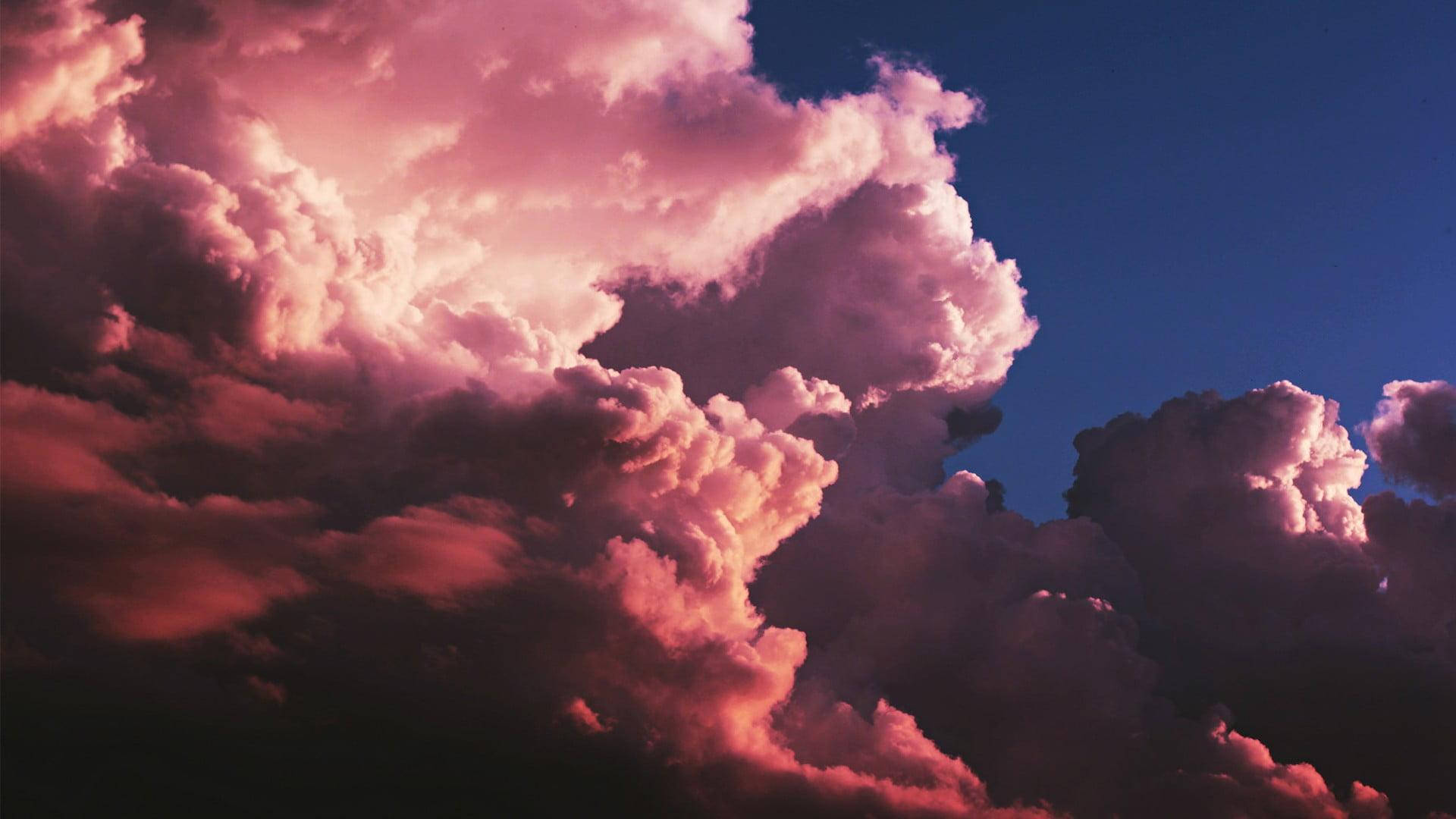 優雅な夕焼けとふわふわの赤い美的雲 壁紙