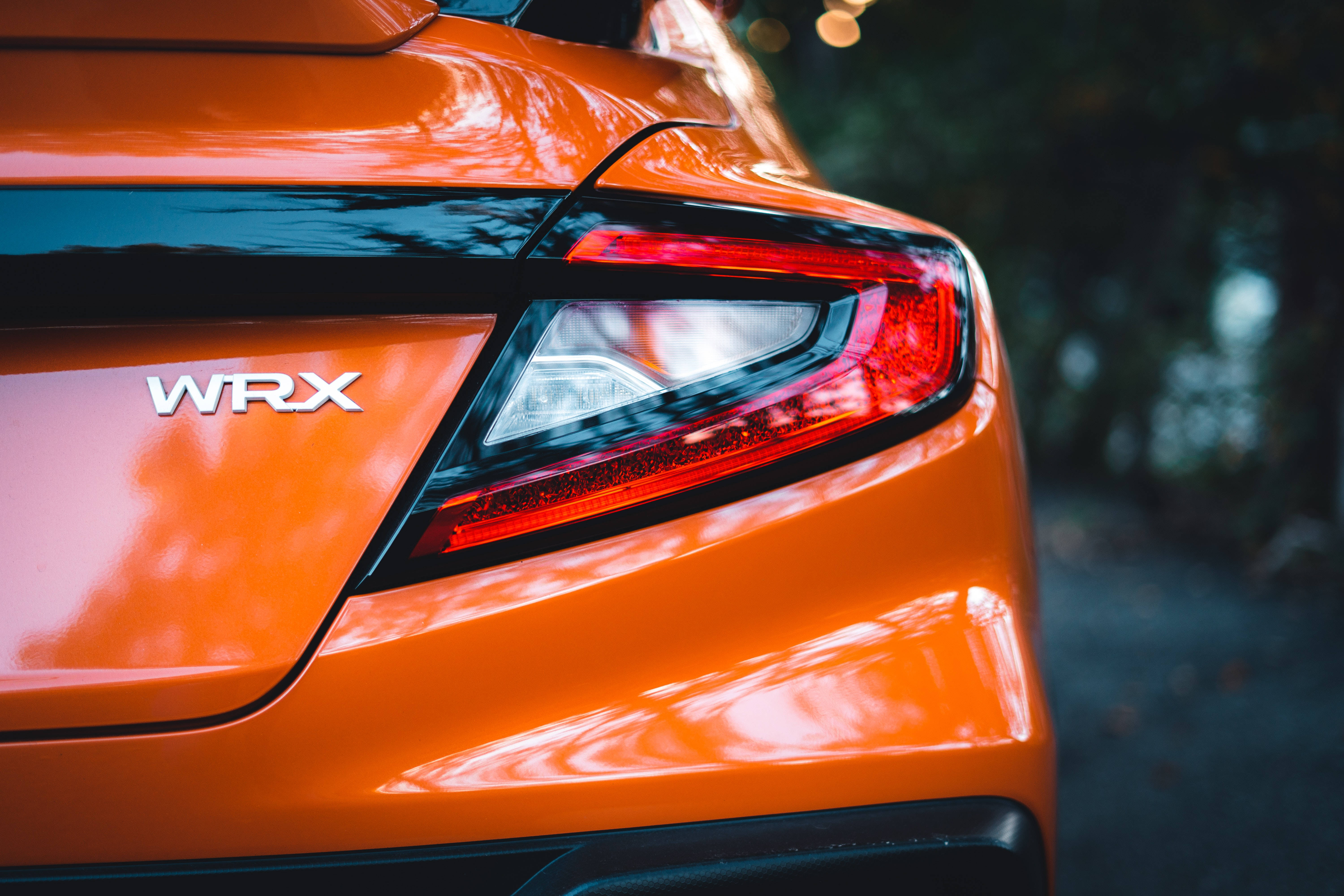 光沢オレンジのスバルWRX STI 4K 壁紙