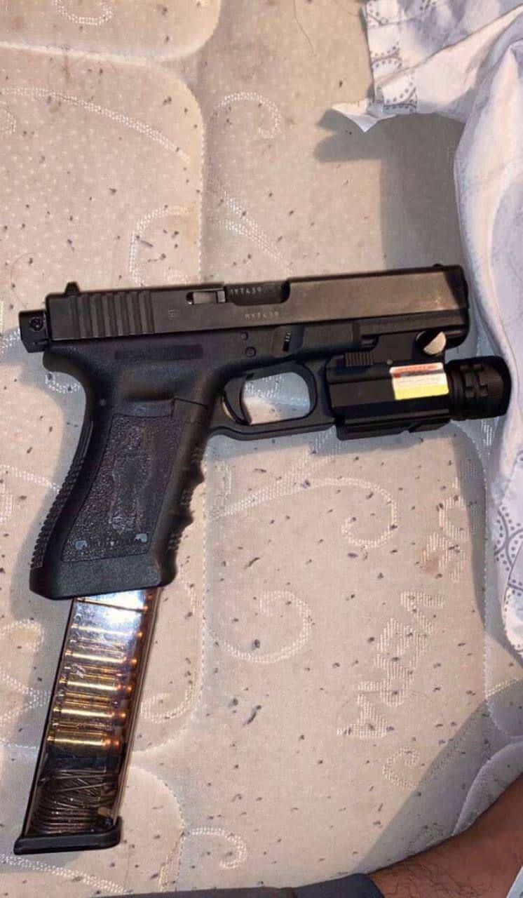 再組み立てされた拳銃の写真 壁紙