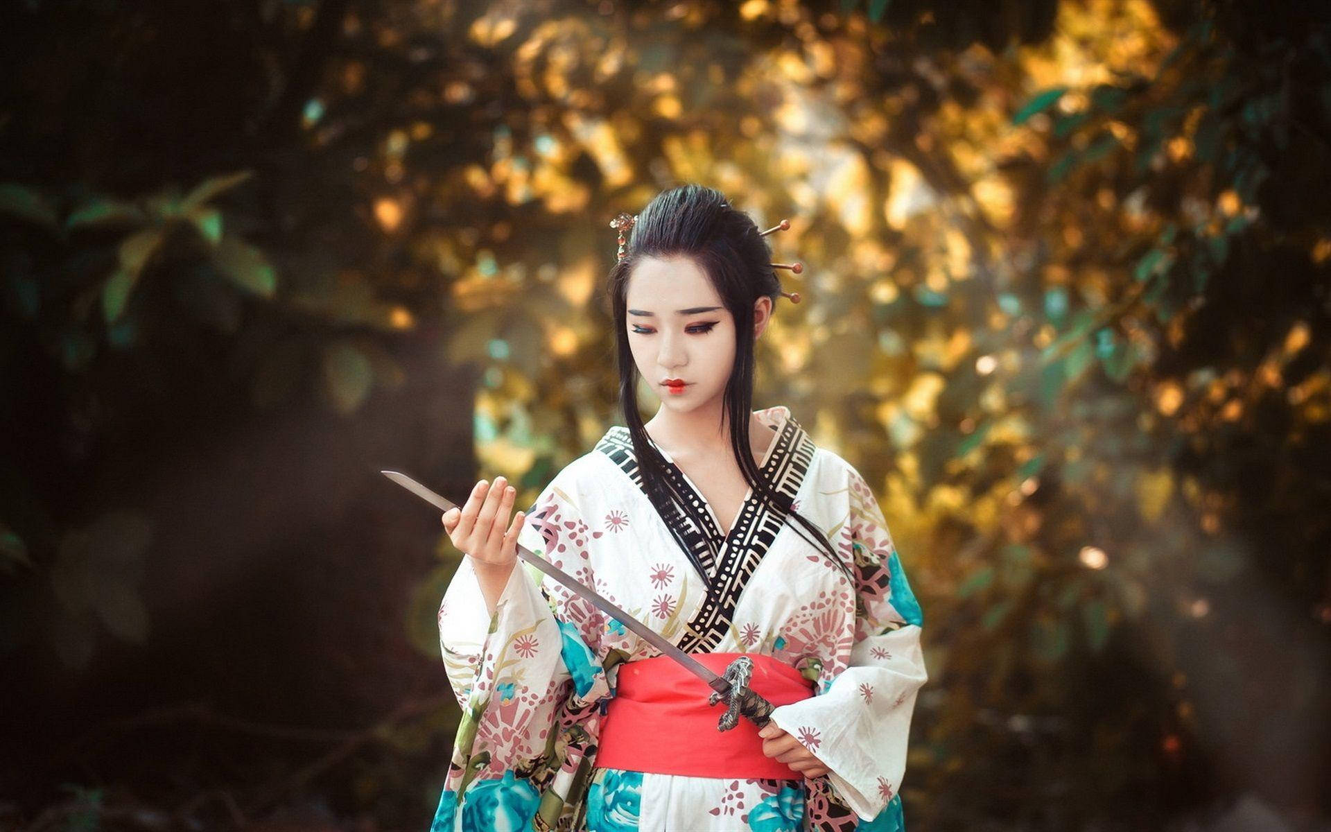 刀を持つ日本人少女 壁紙