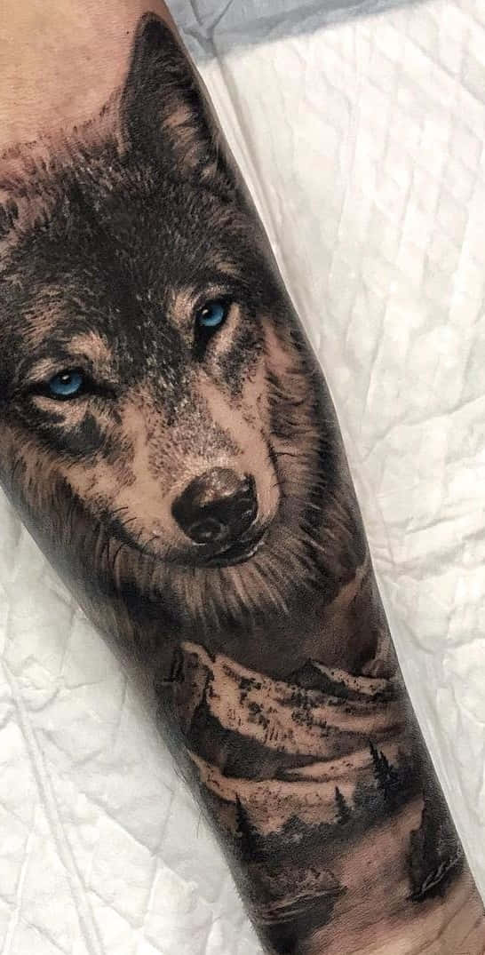 前腕の山と狼のタトゥーの画像 壁紙