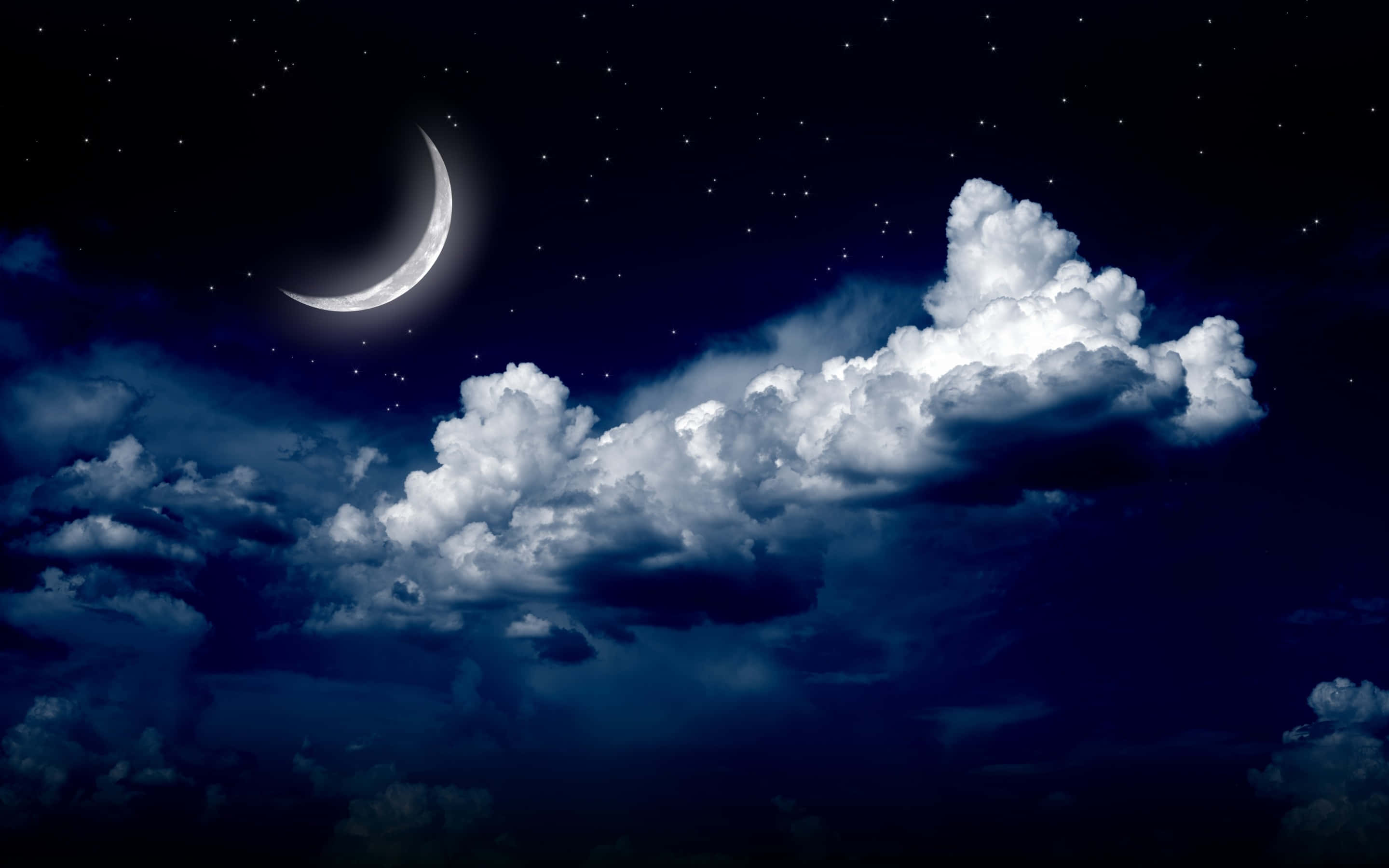 厚い雲と三日月の夜空 壁紙