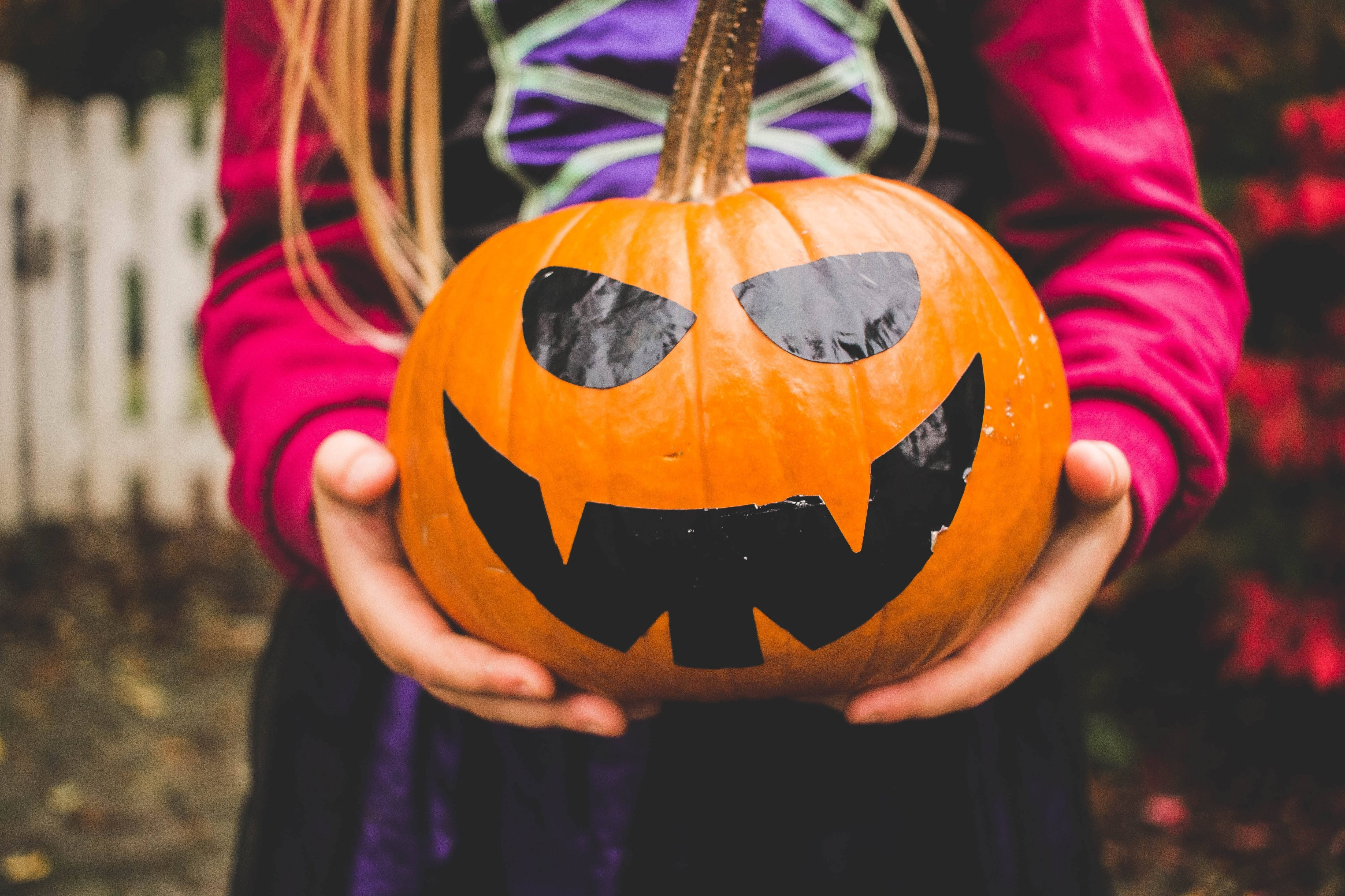 可愛いハロウィンの女の子とカボチャ 壁紙