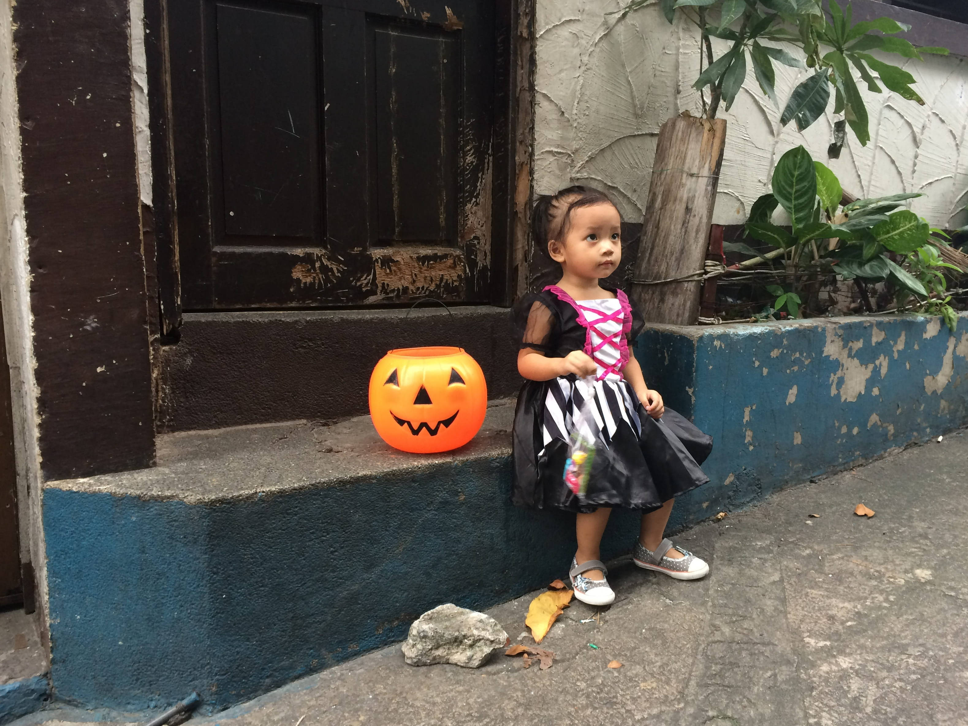 可愛いハロウィンの小さな女の子 壁紙