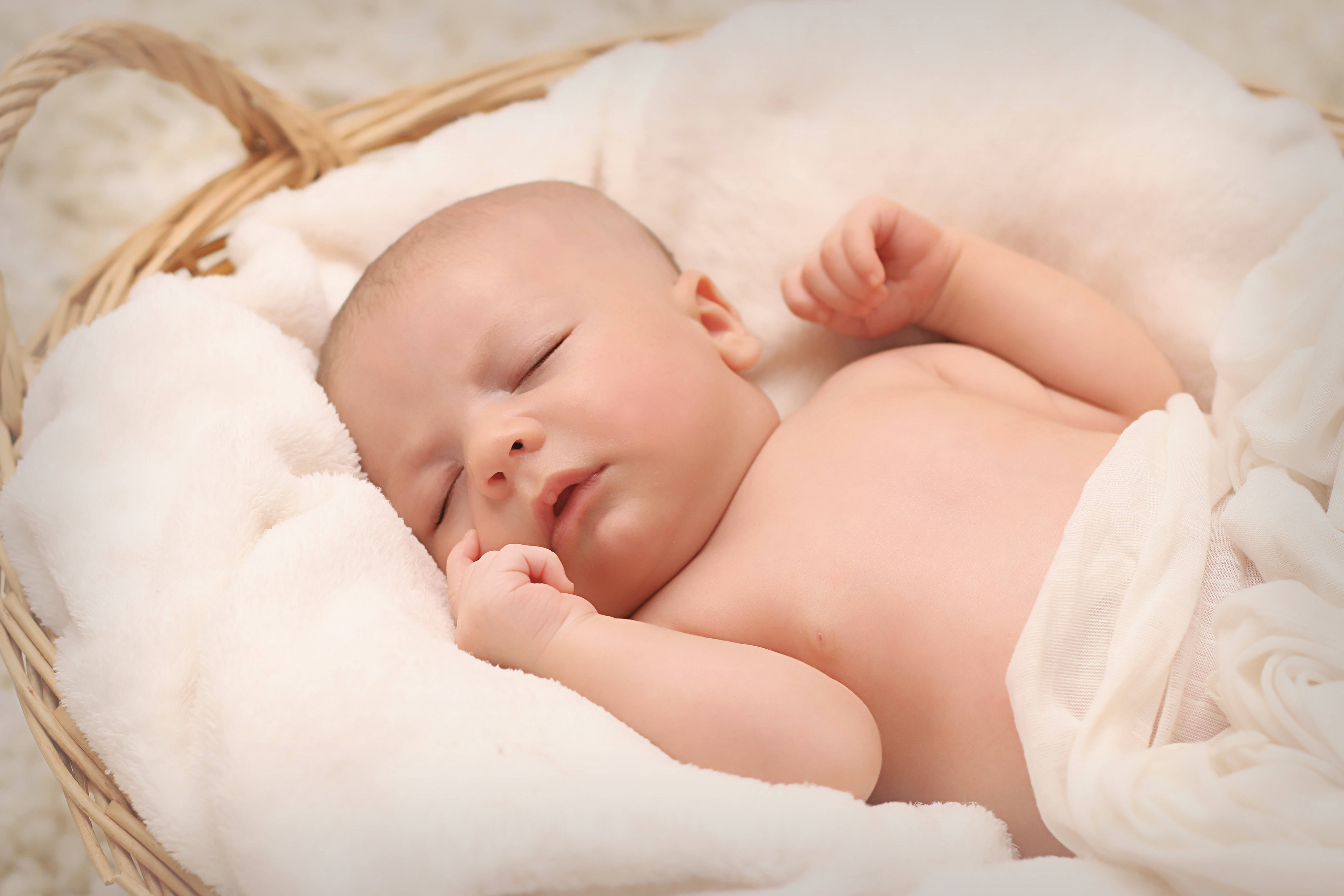 可愛い赤ちゃんがバスケットで眠る姿 壁紙