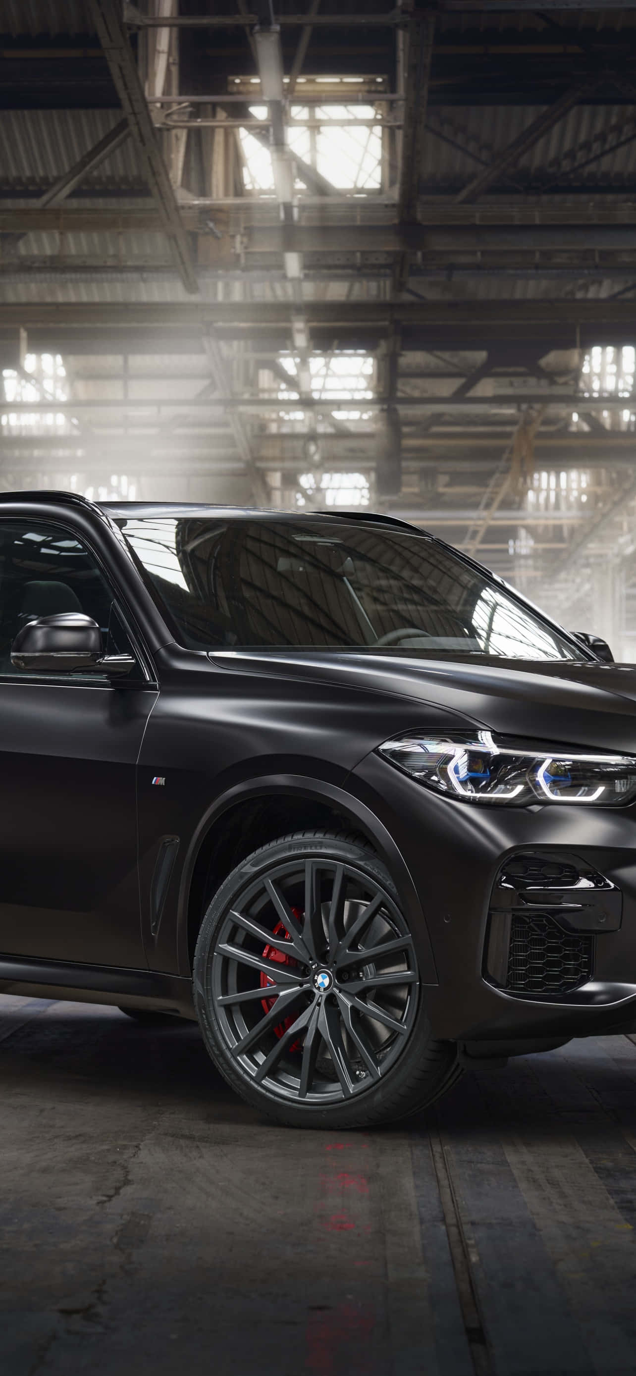 圧倒的なパワーを誇るBMW X6 M、路上で 壁紙