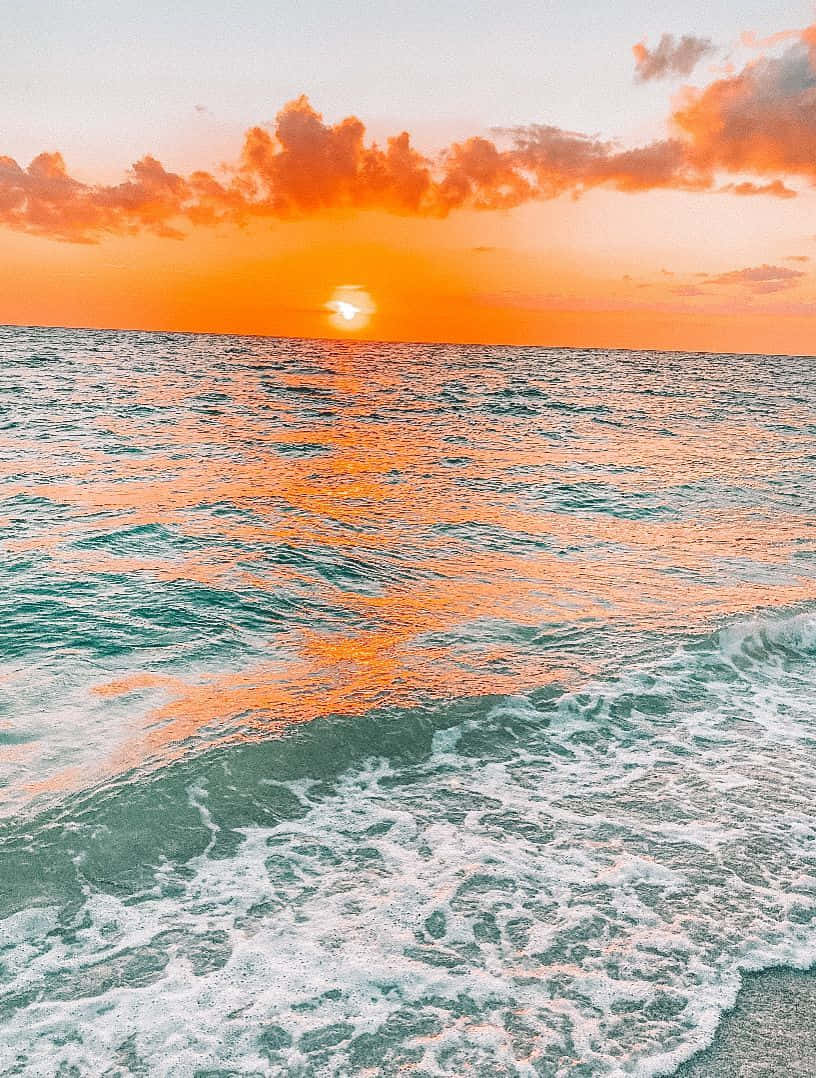 夕日が海に沈む波の風景 壁紙