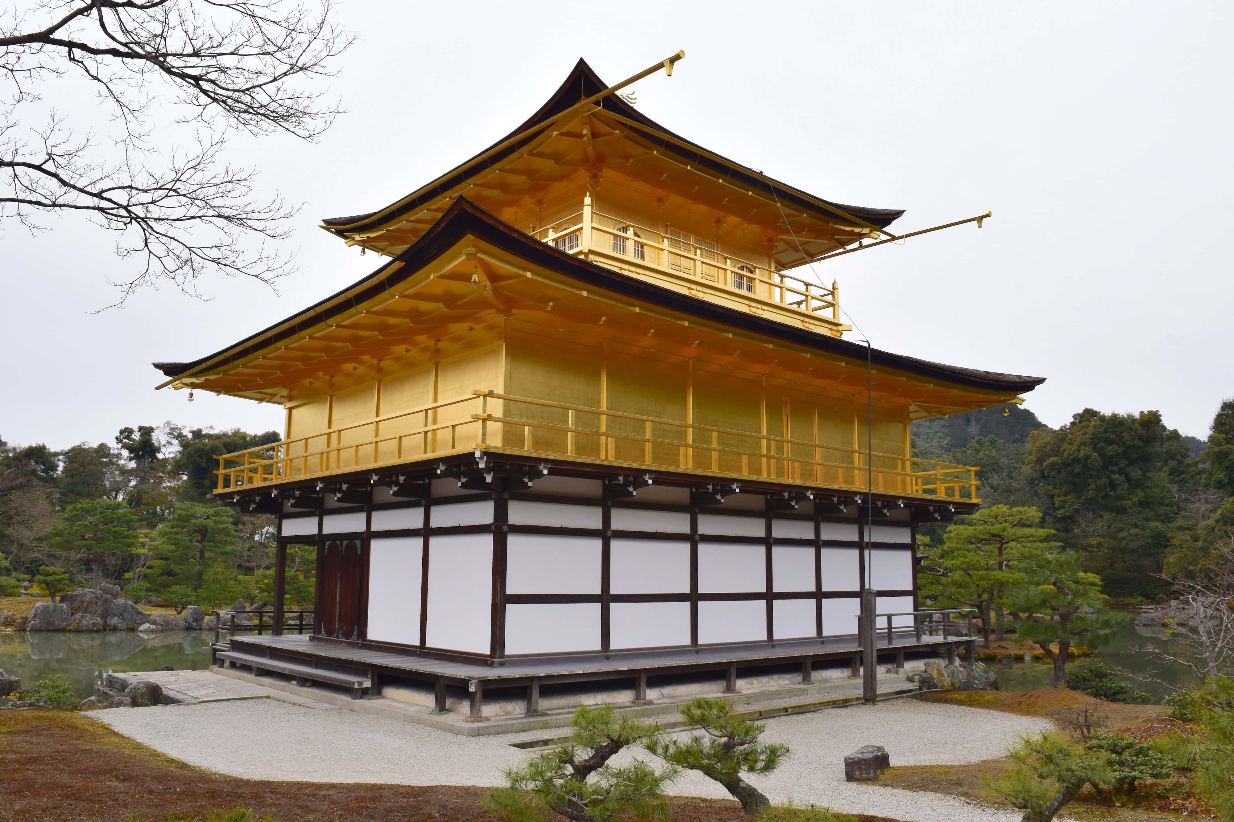 夕暮れに輝く金閣寺の美しい景観 壁紙