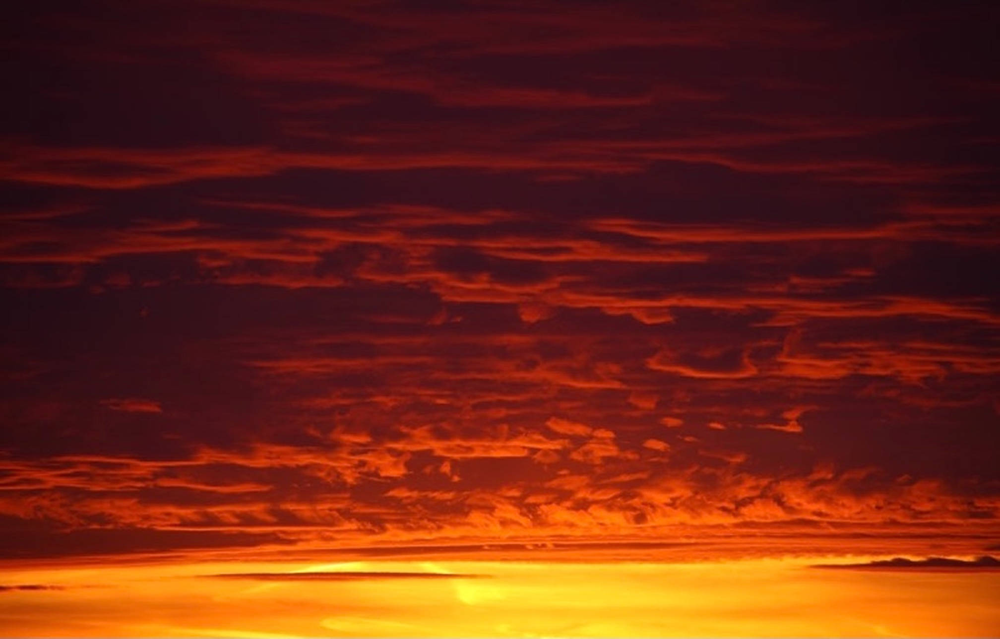 夕焼けの暗いオレンジ空 壁紙