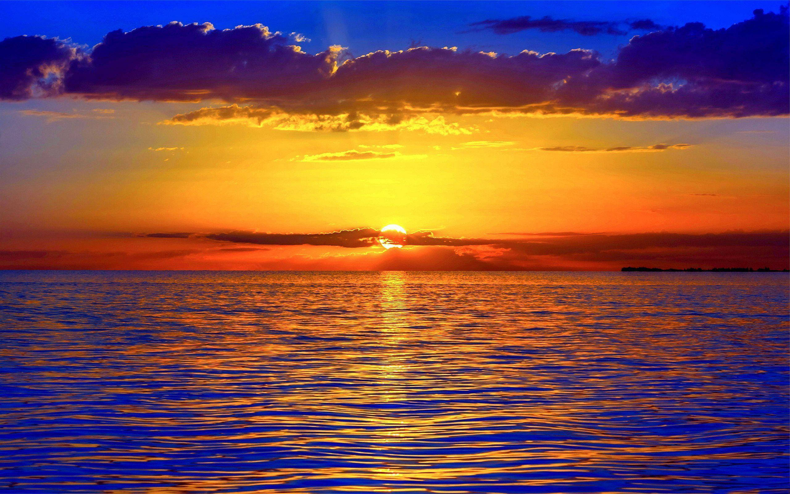 夕焼けの海の色彩と色合い 壁紙