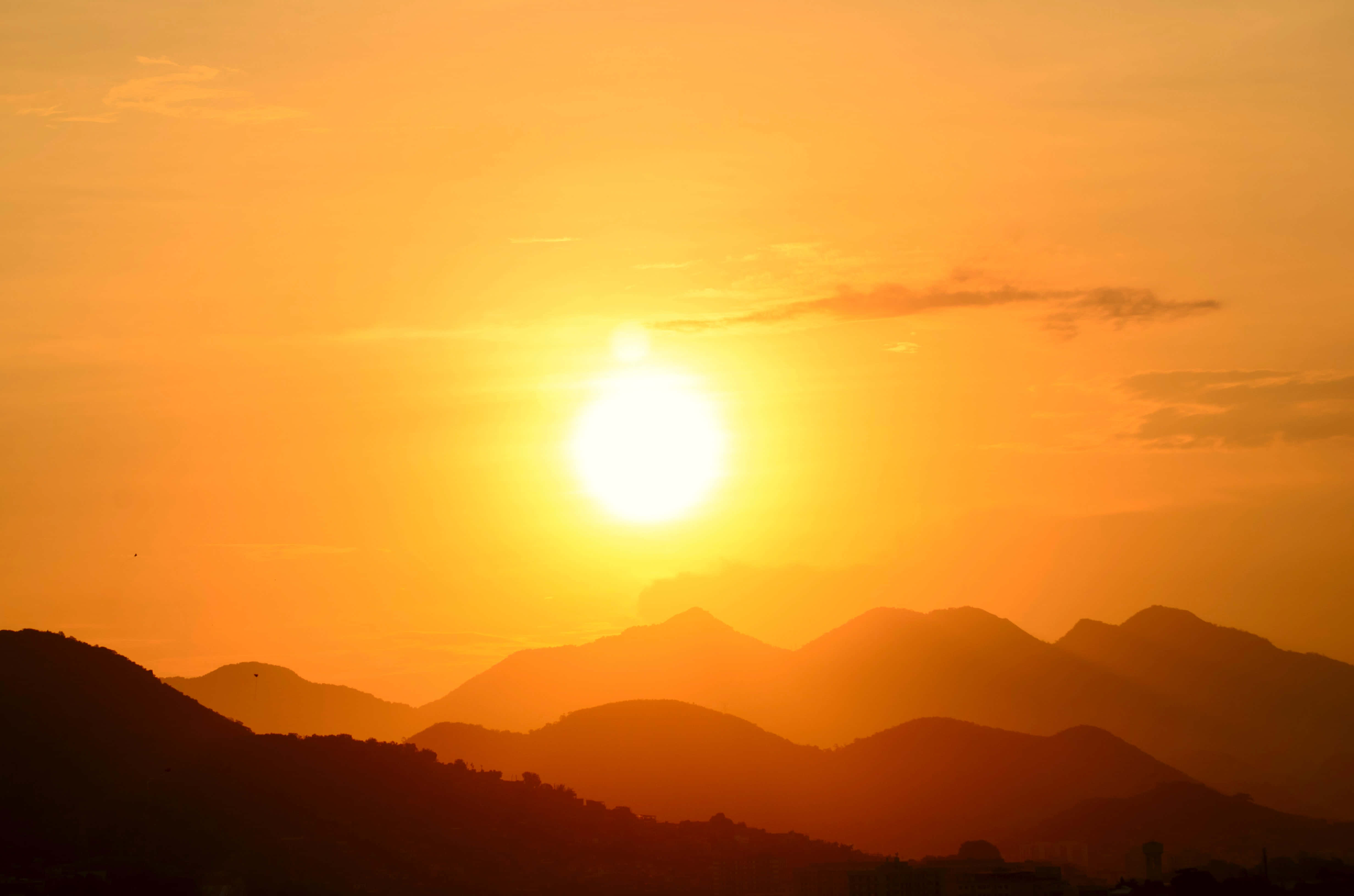 夕焼けの美しさ、空が移り変わる一日の終わり 壁紙