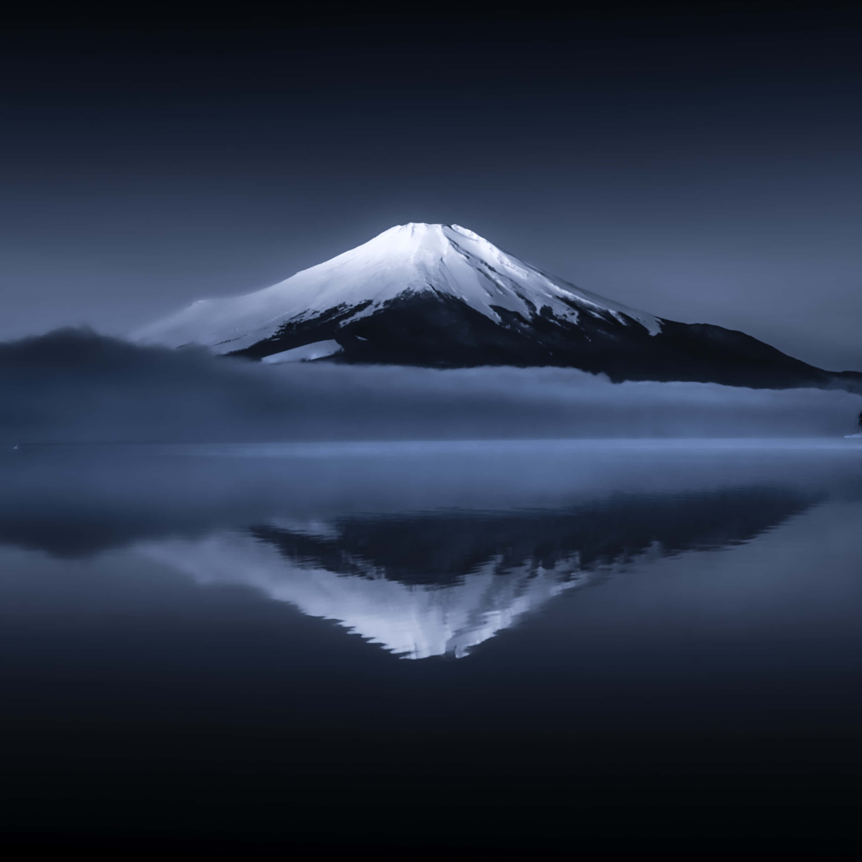 夜に湖に映る山 壁紙