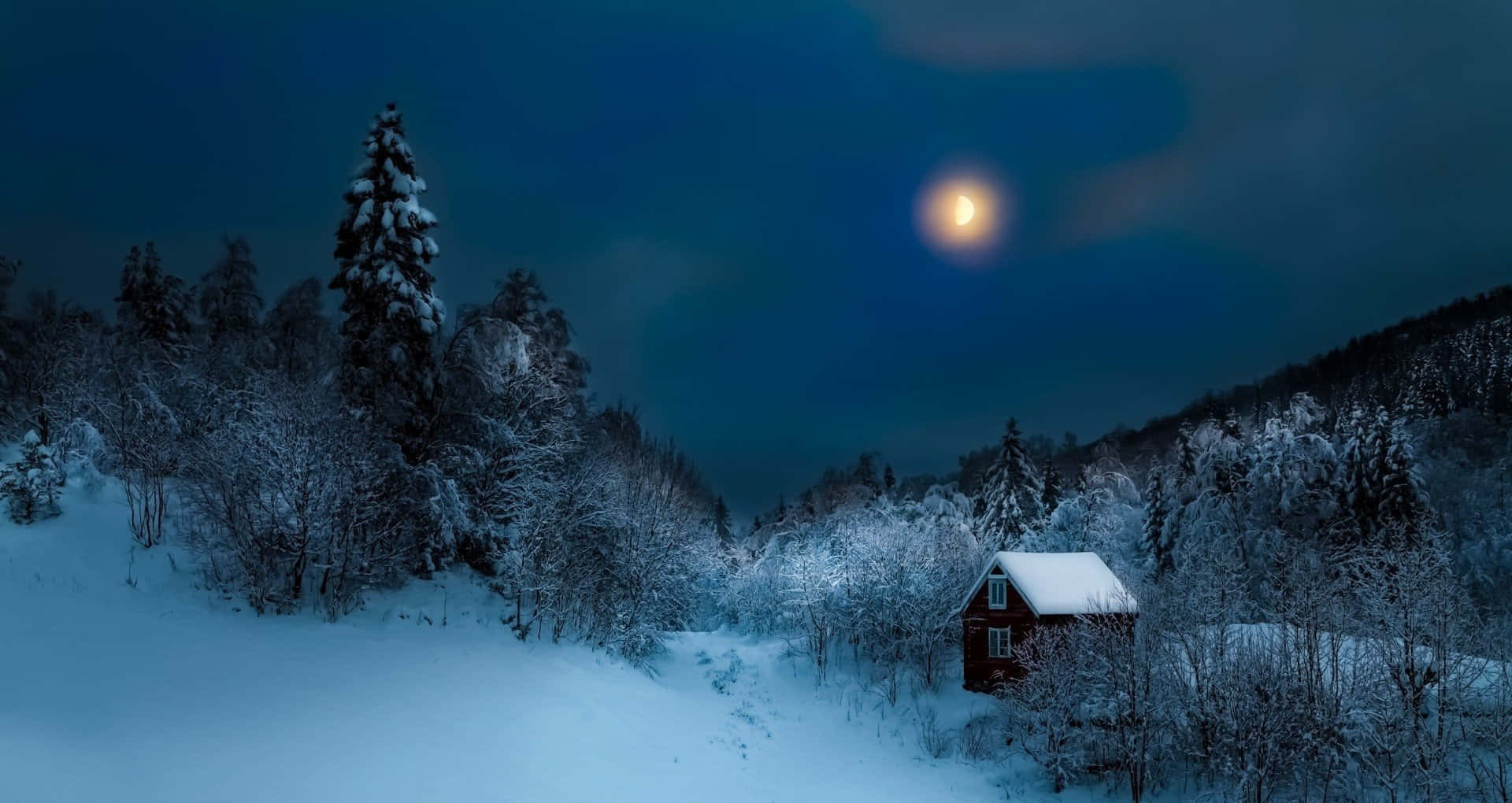 夜の月と雪の家の美しい風景 壁紙