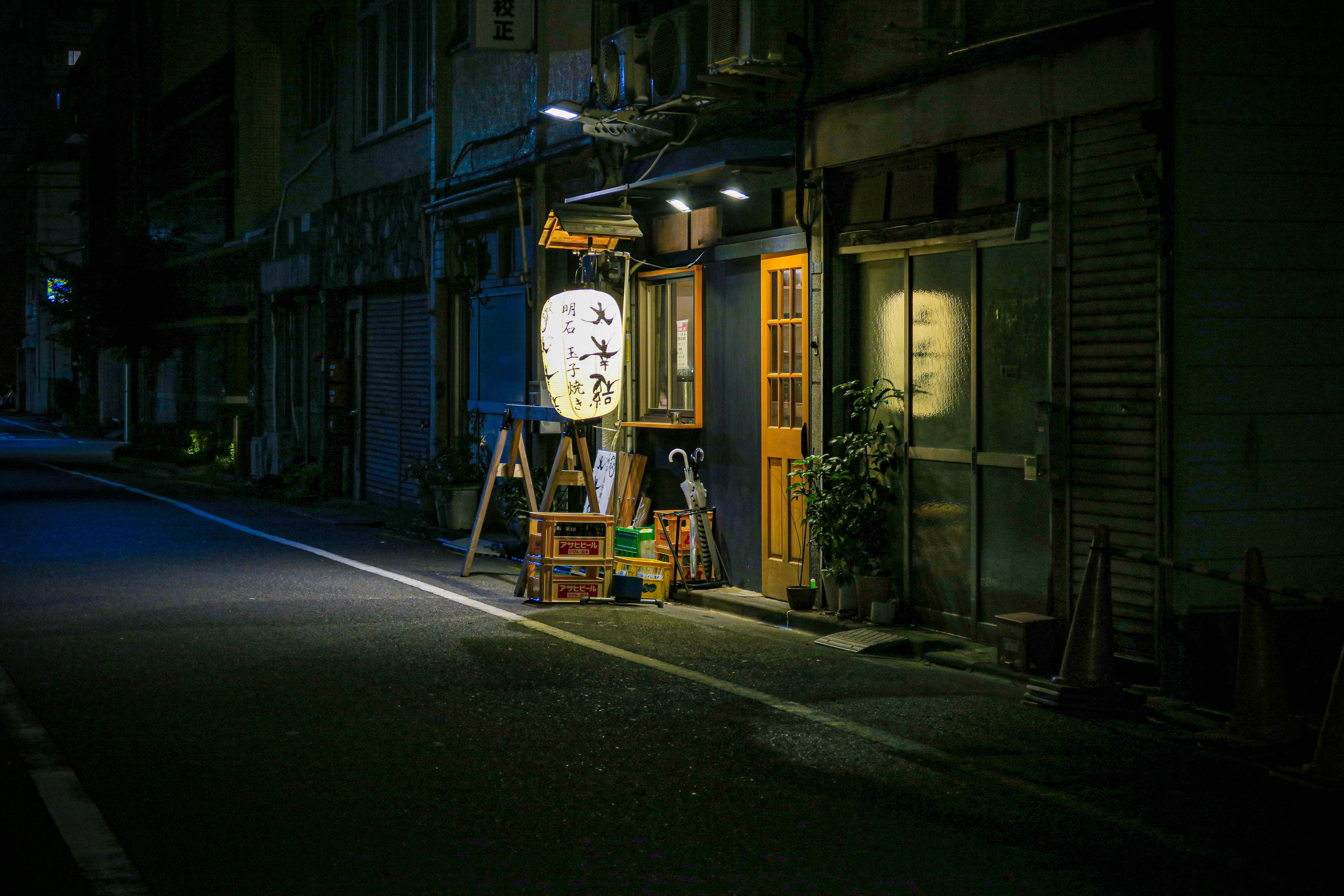 夜の東京で輝く日本の提灯 HD 壁紙