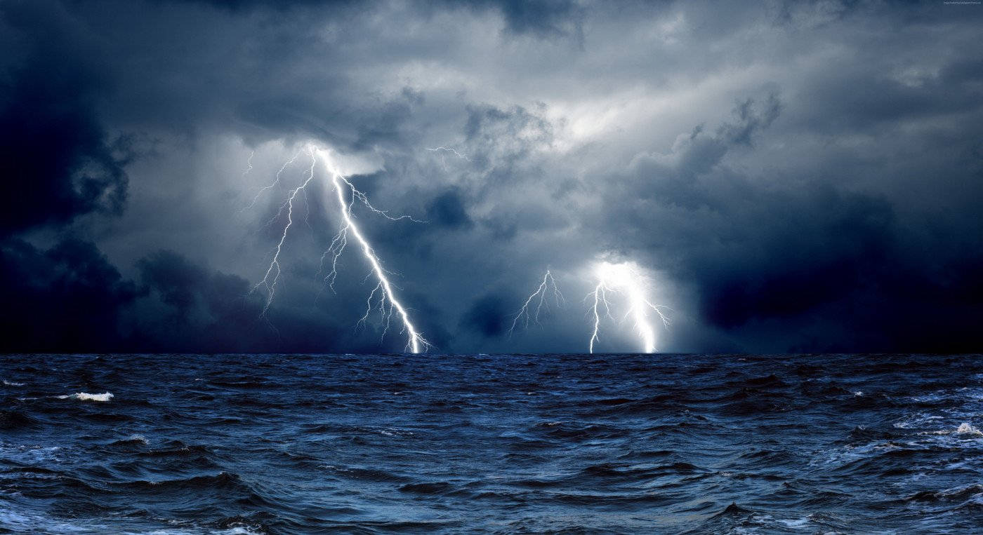 夜の海の雷雨