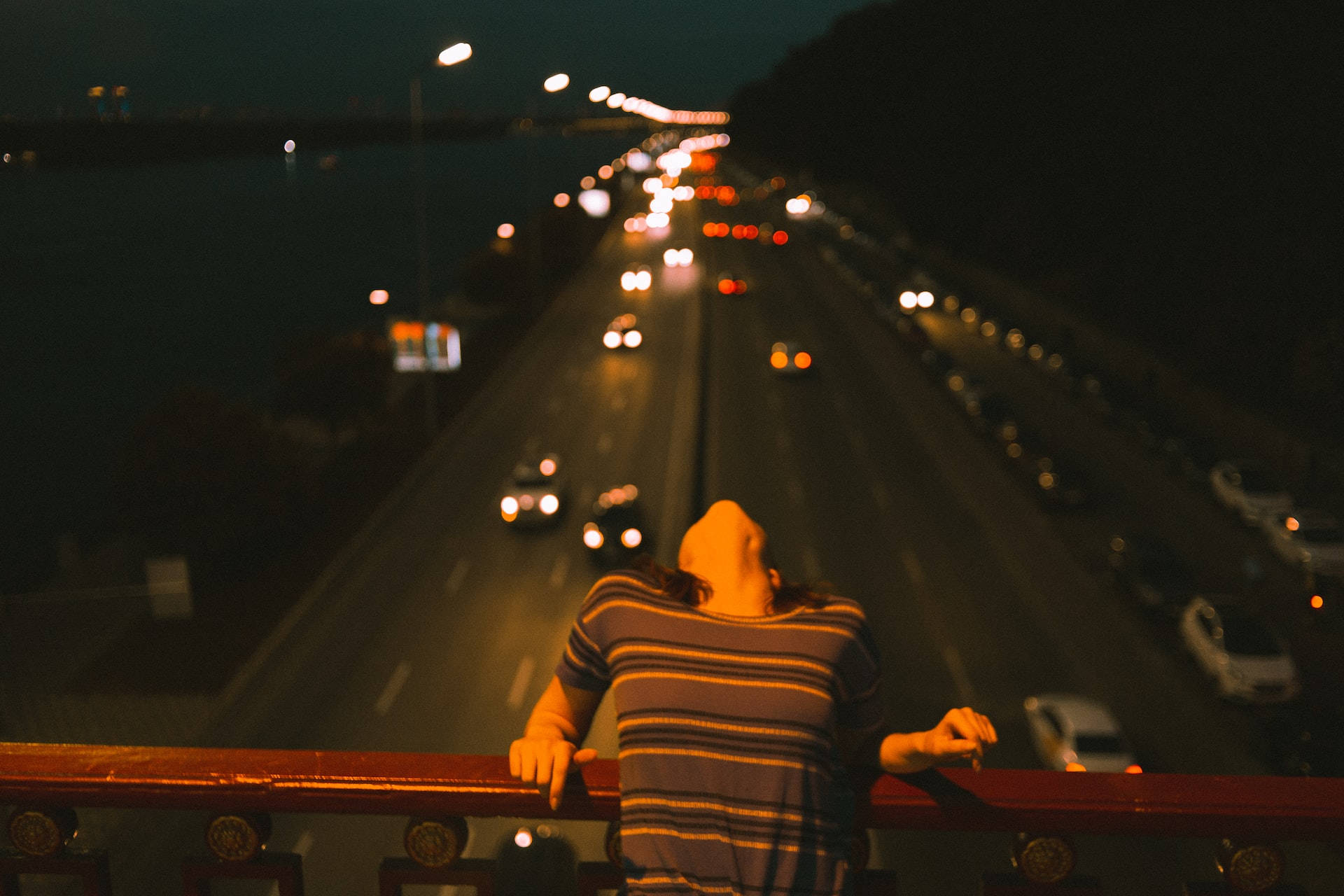 夜の高速道路を背景にした美しい女性