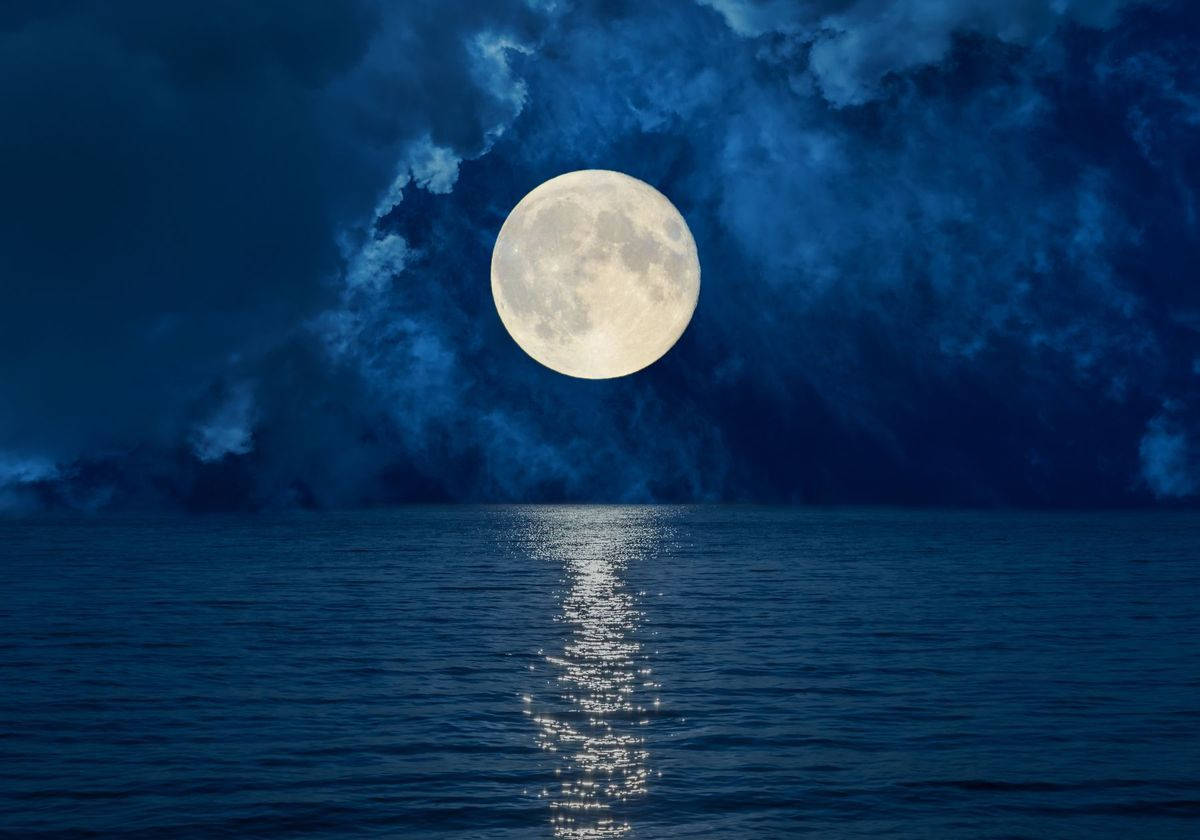 夜空の銀河、月、そして海 壁紙