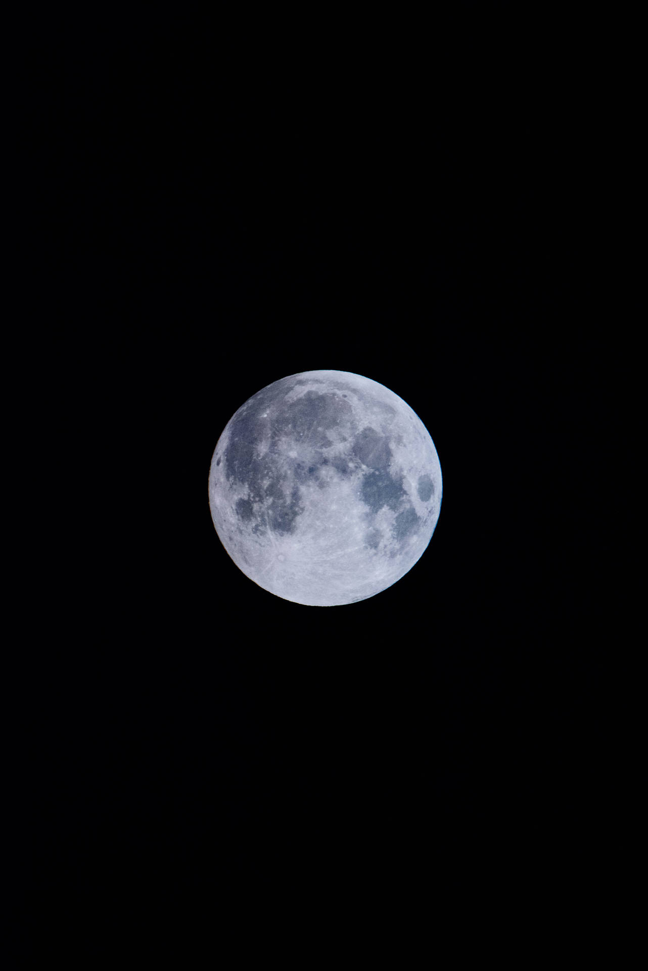 暗い真夜中の空の上に明るく輝く満月。人工衛星からの宇宙ショット。