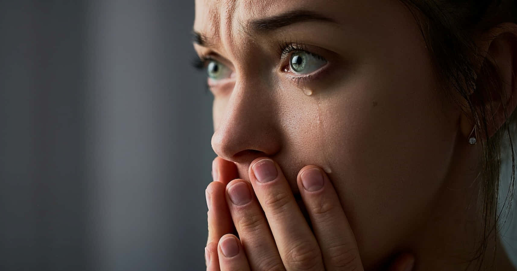 女性が口元に手を当てている 壁紙