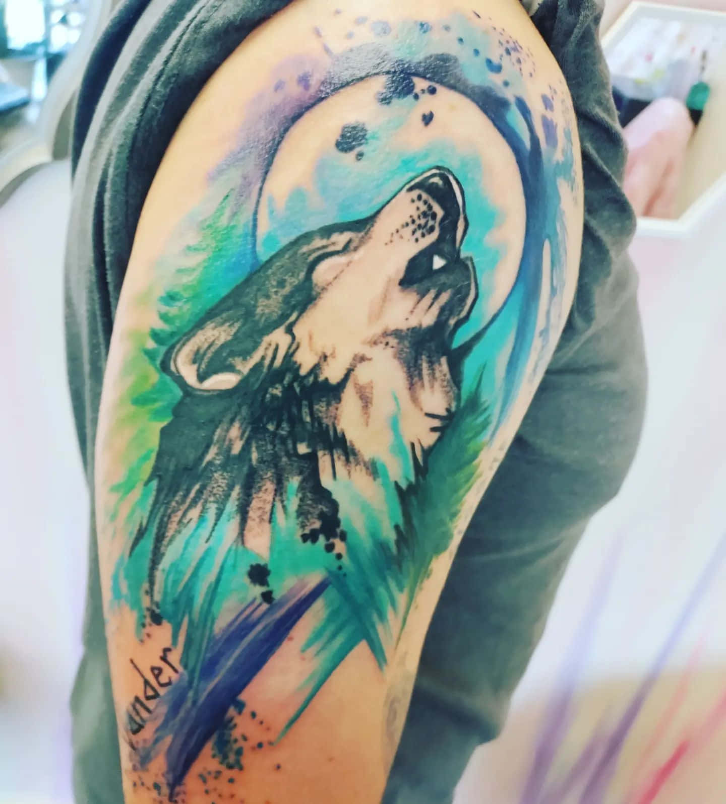 威圧的なオオカミがあなたの魂を見つめる 壁紙