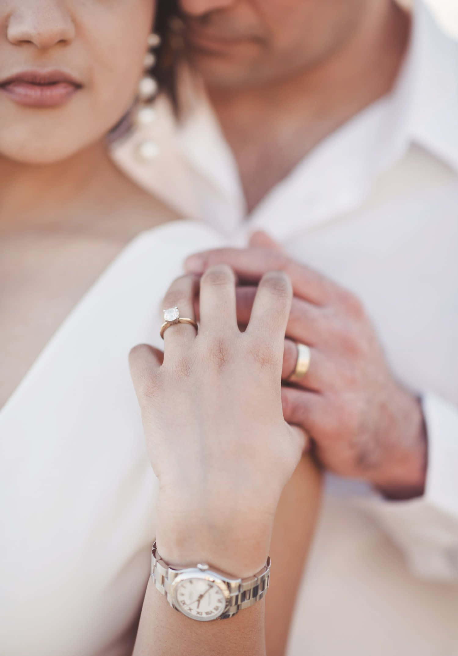 婚約指輪と腕時計の写真 壁紙