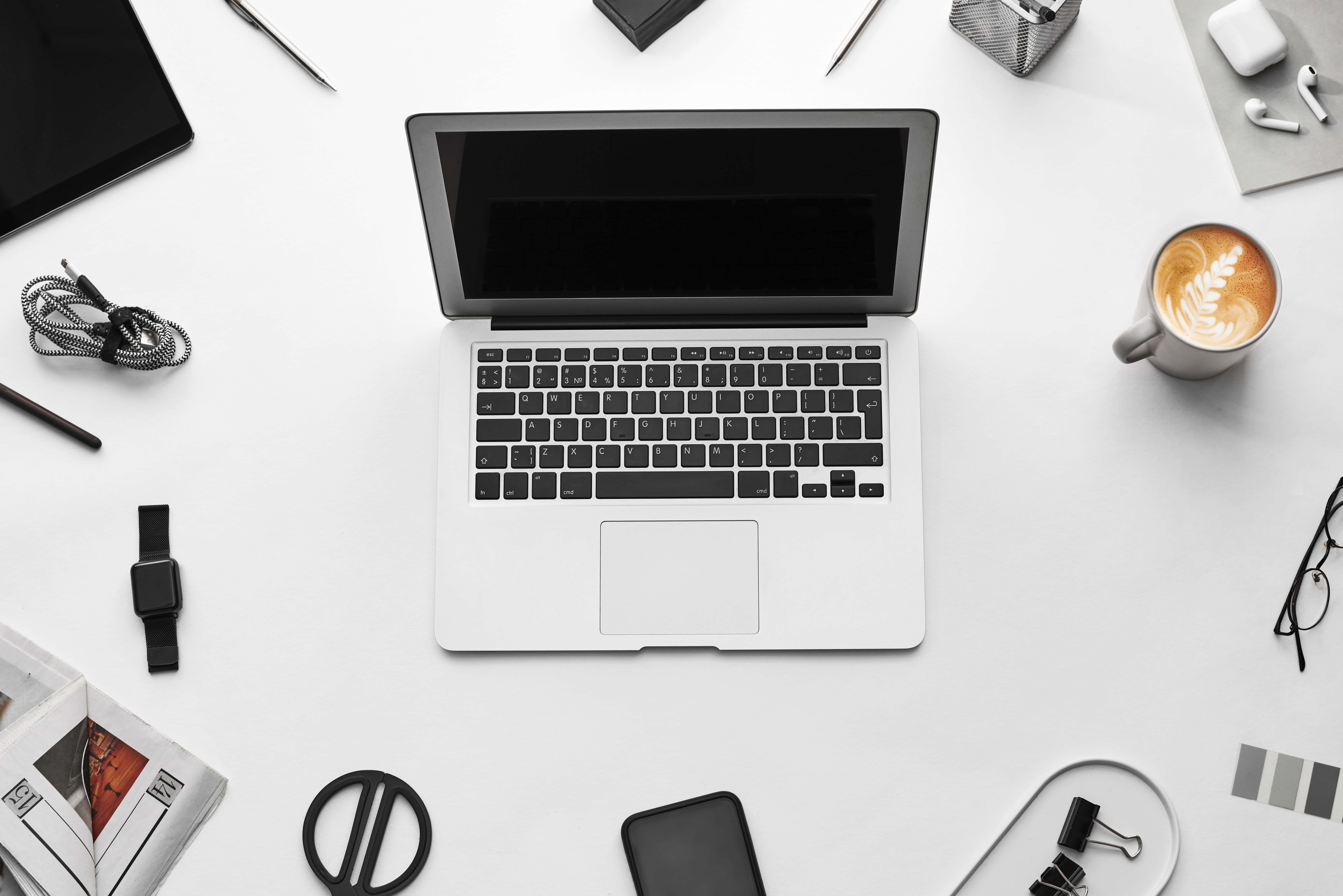 完璧な環境に置かれたおしゃれなMacBook 壁紙