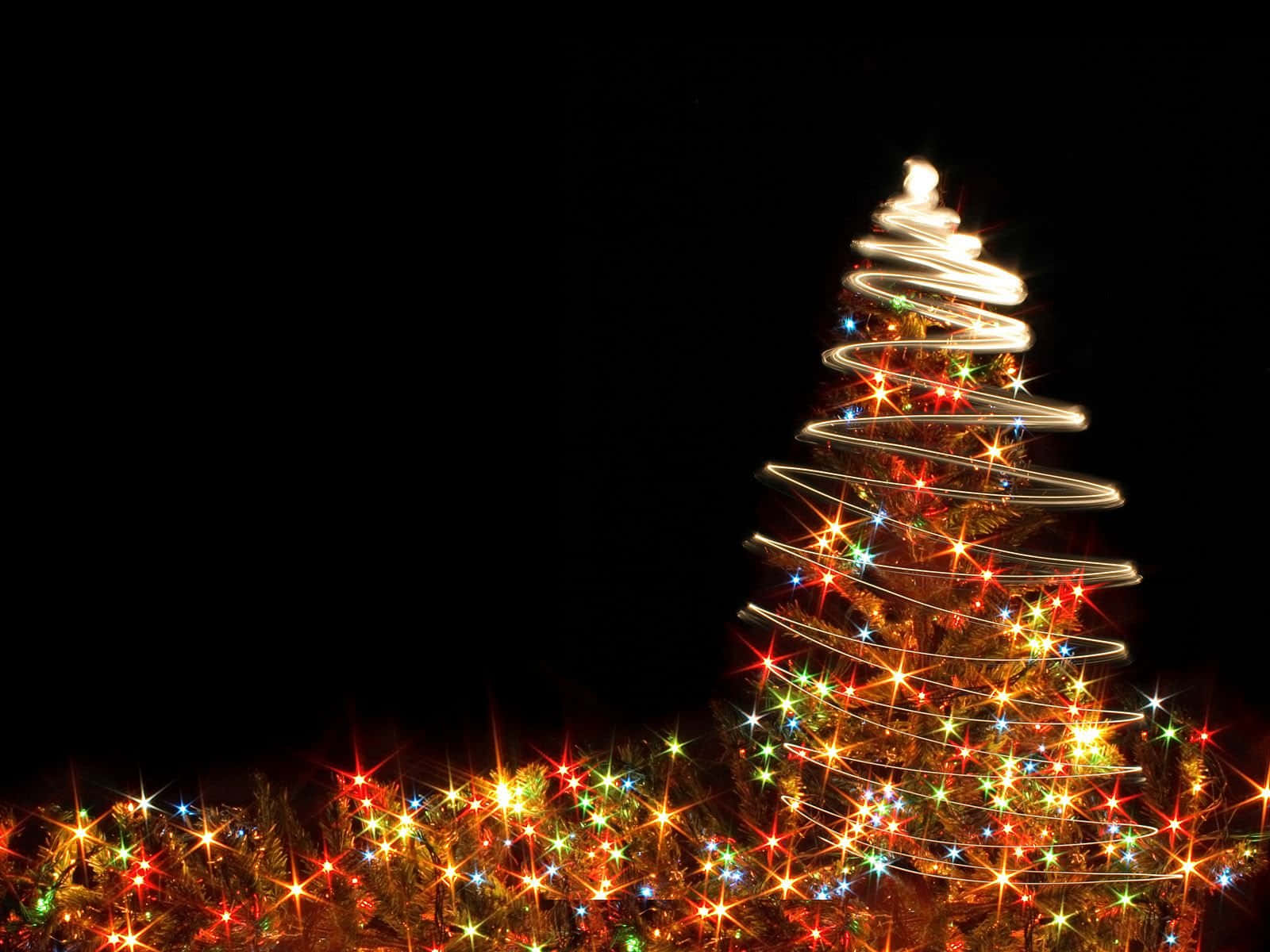 家族で楽しむクリスマス気分 – 家庭を照らすクリスマスライト 壁紙