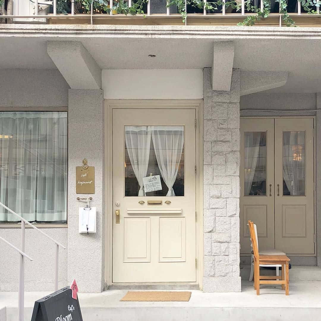小さな建物、ドアとベンチがある 壁紙