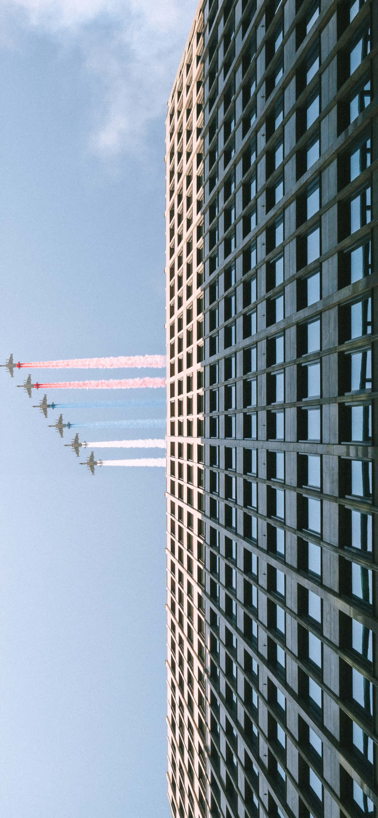 小さな旅客機の上に広がる夕焼けの空 壁紙