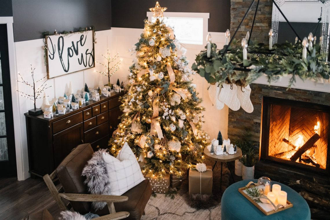 居心地の良いクリスマスインテリアのリビングルーム 壁紙