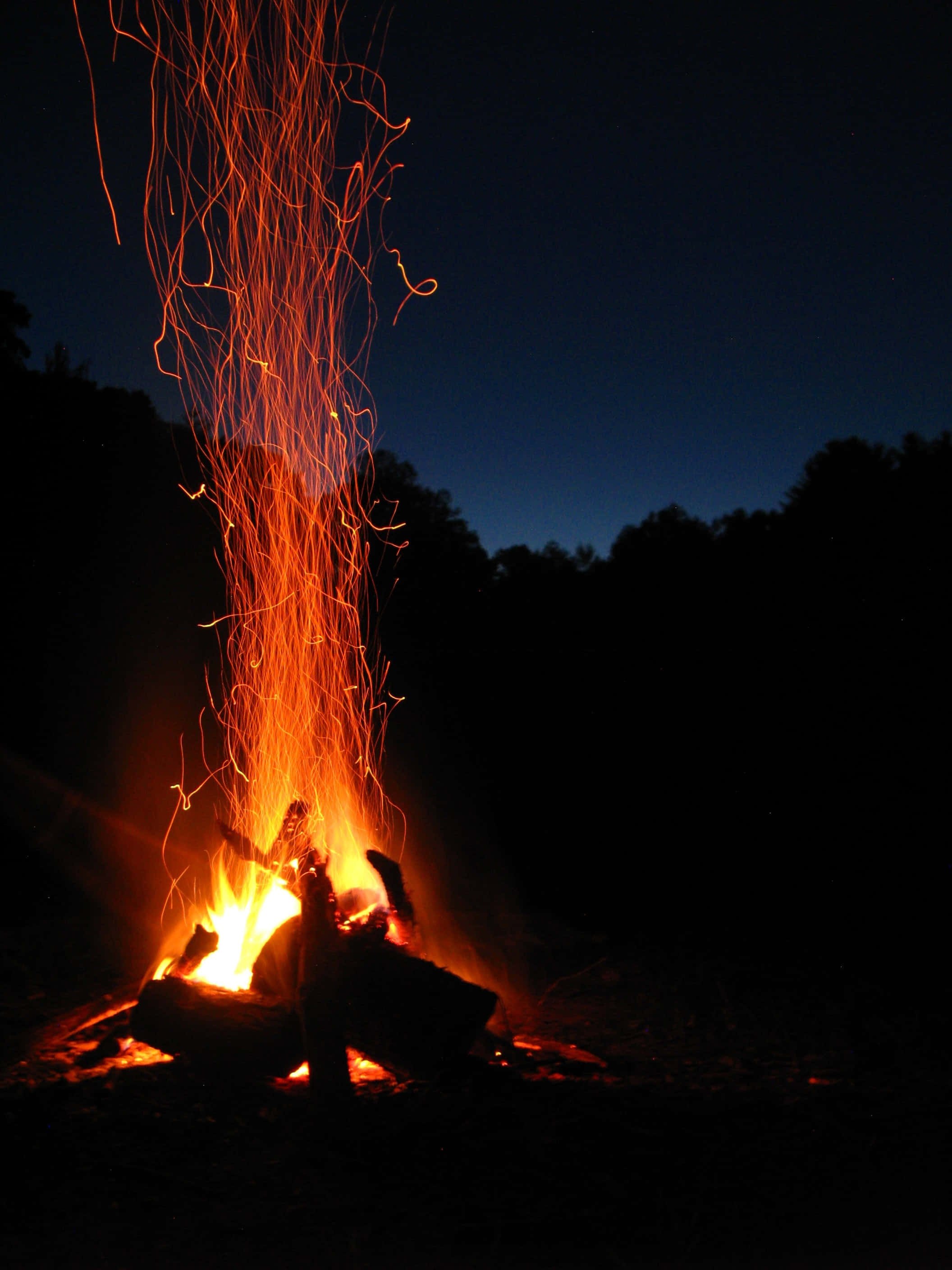 居心地の良い焚き火の景色と静けさに浸ろう 壁紙
