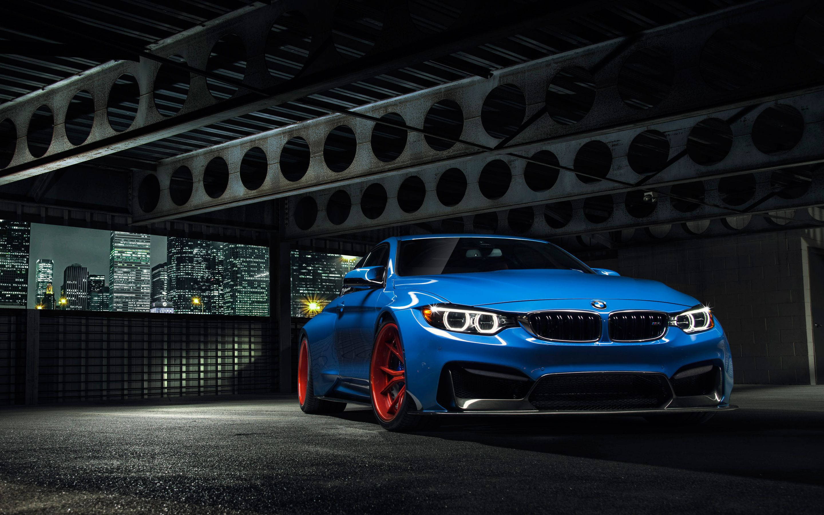屋内に停められた青いBMW 壁紙