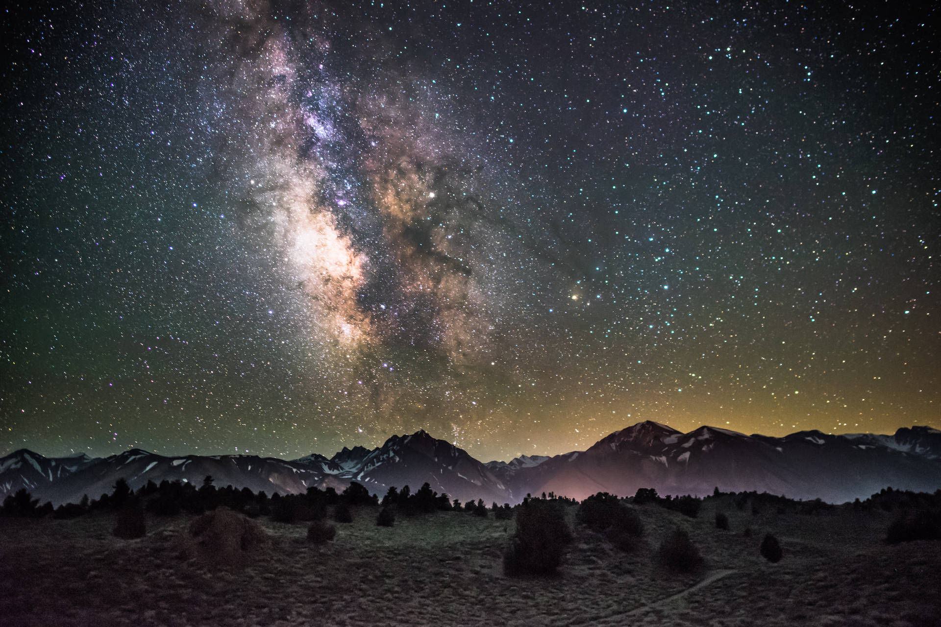 山々の上の星空の壁紙