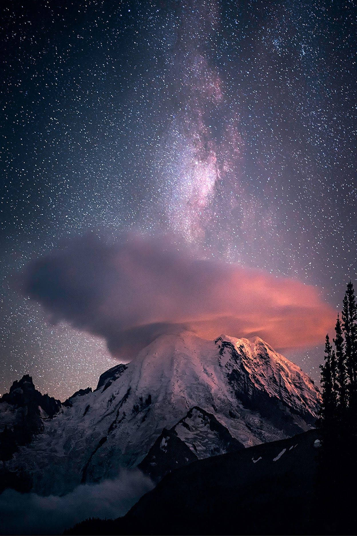 星空の夜に雪をかぶった山頂 iPhone壁紙