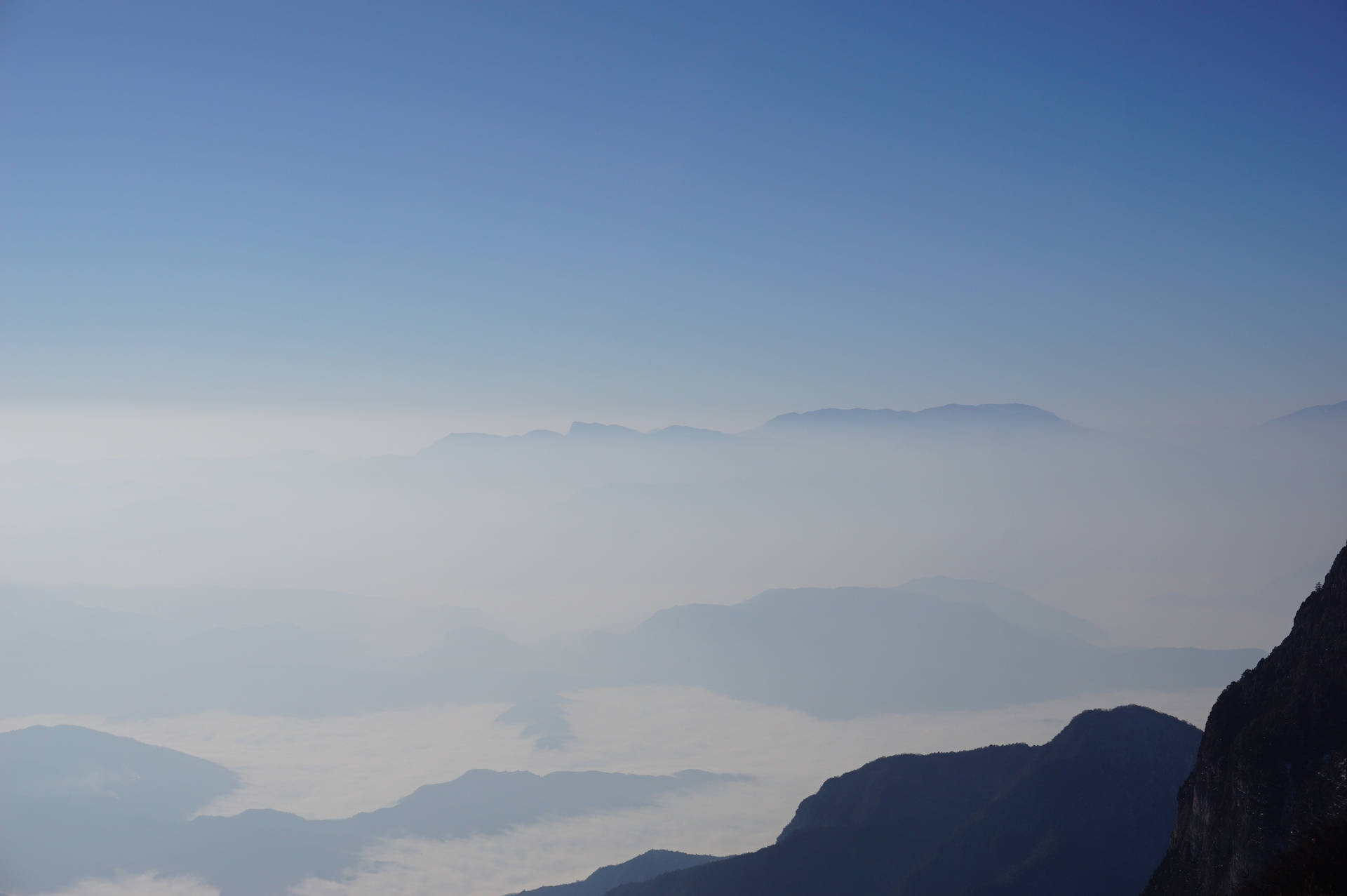 霧と霞が下の大地を隠す山の空