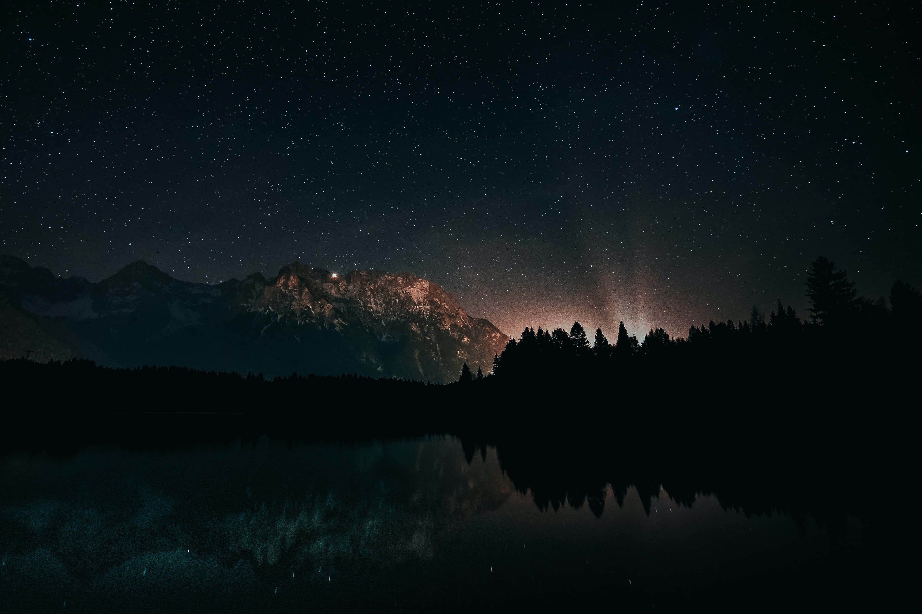 山並みと星々が織りなす夜の風景 壁紙