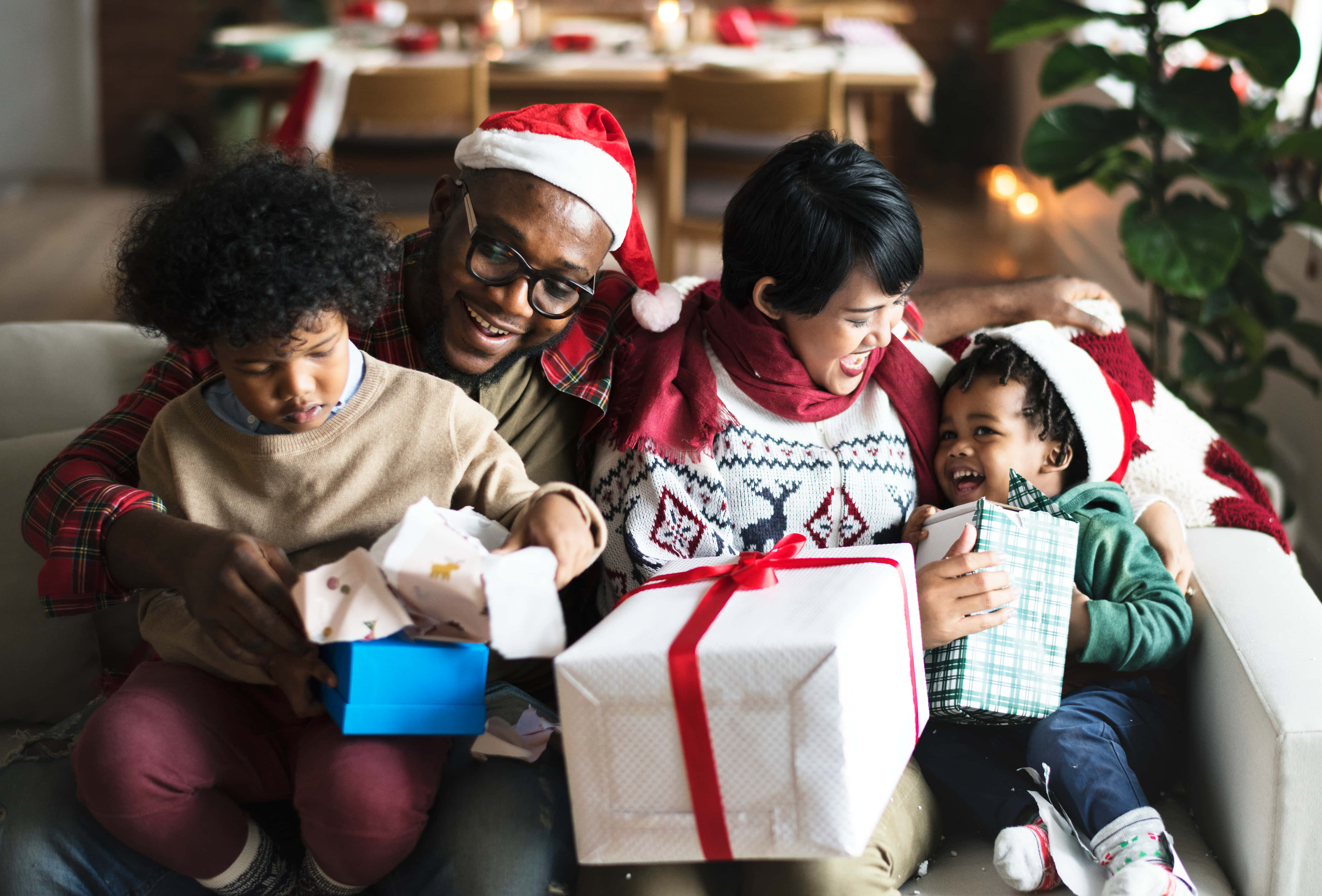 幸せな黒人家族のクリスマスソファ写真 壁紙
