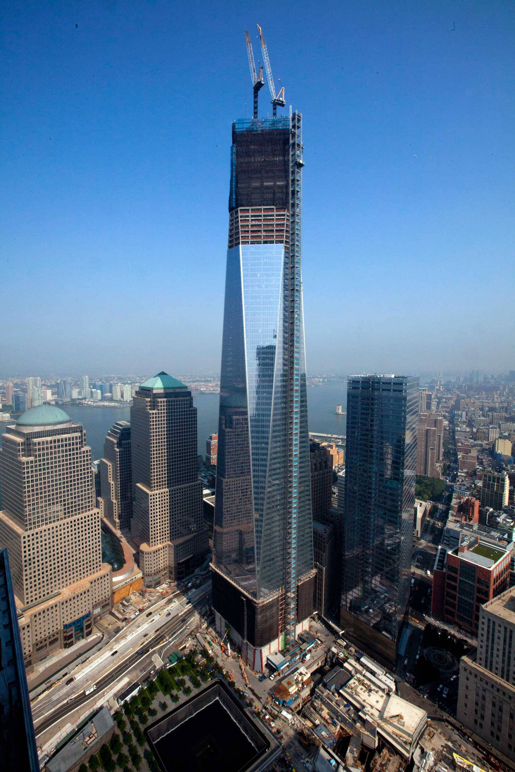 建設中のクレーンとワン・ワールド・トレード・センター 壁紙