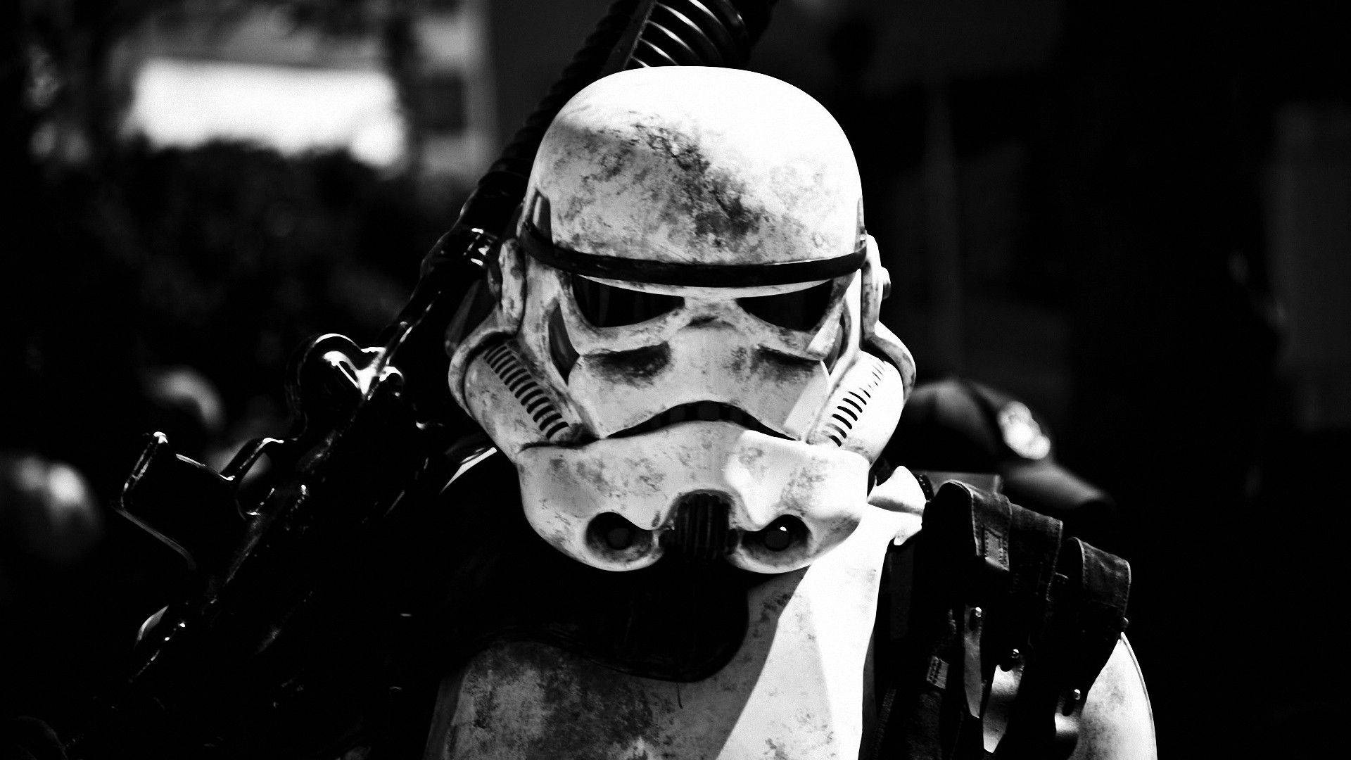 武器を手に戦う準備をして惑星に立つストームトルーパーのスター・ウォーズ壁紙