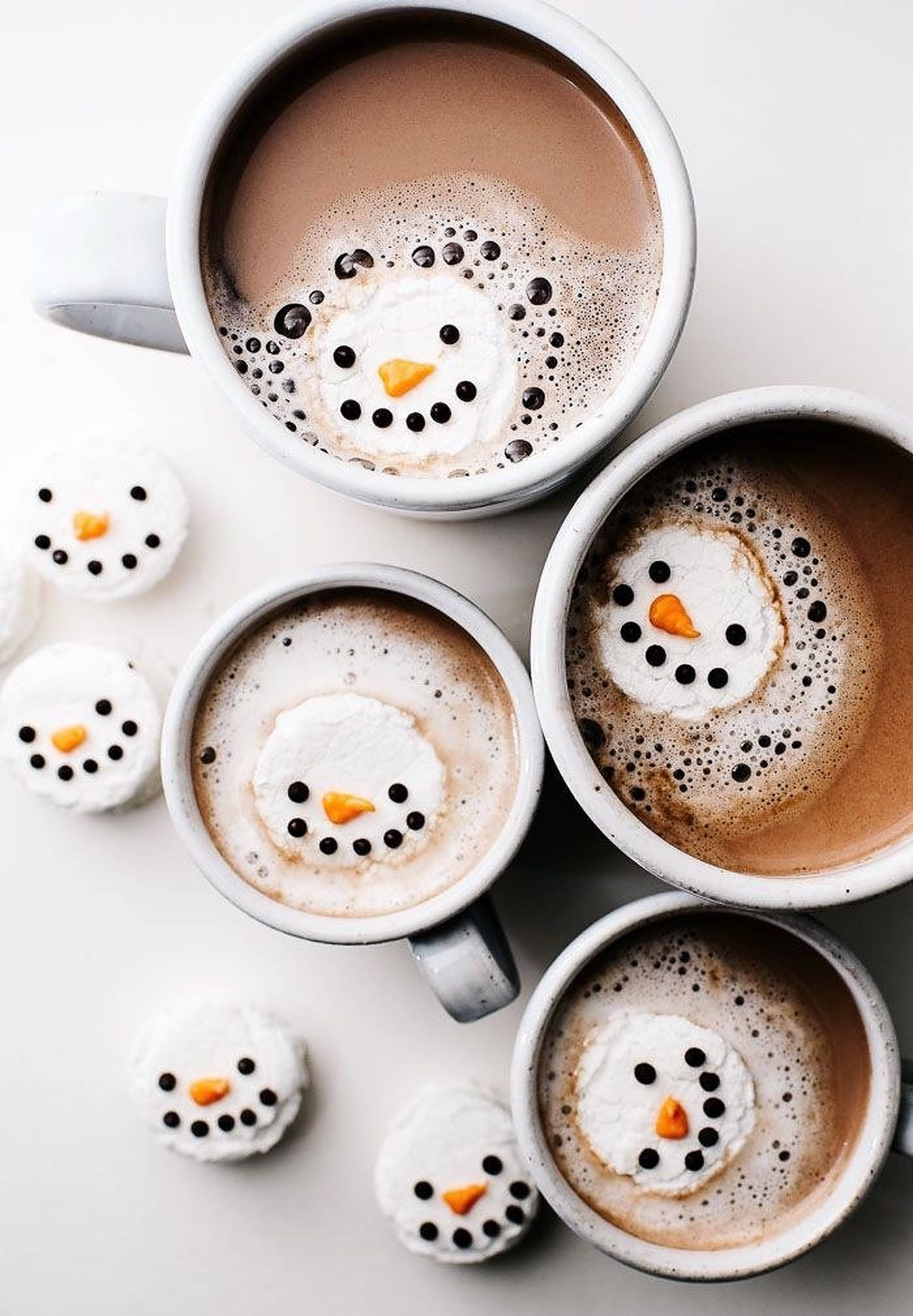 心温まるクリスマスの雪だるまドリンク 壁紙