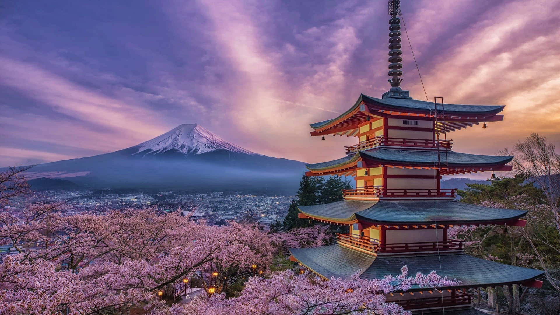 忠霊塔から望む富士山の風景 壁紙