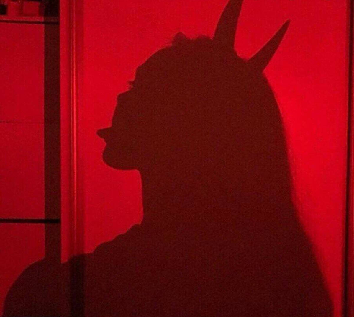 悪魔の少女の影 エッジィなアニメPFP 壁紙