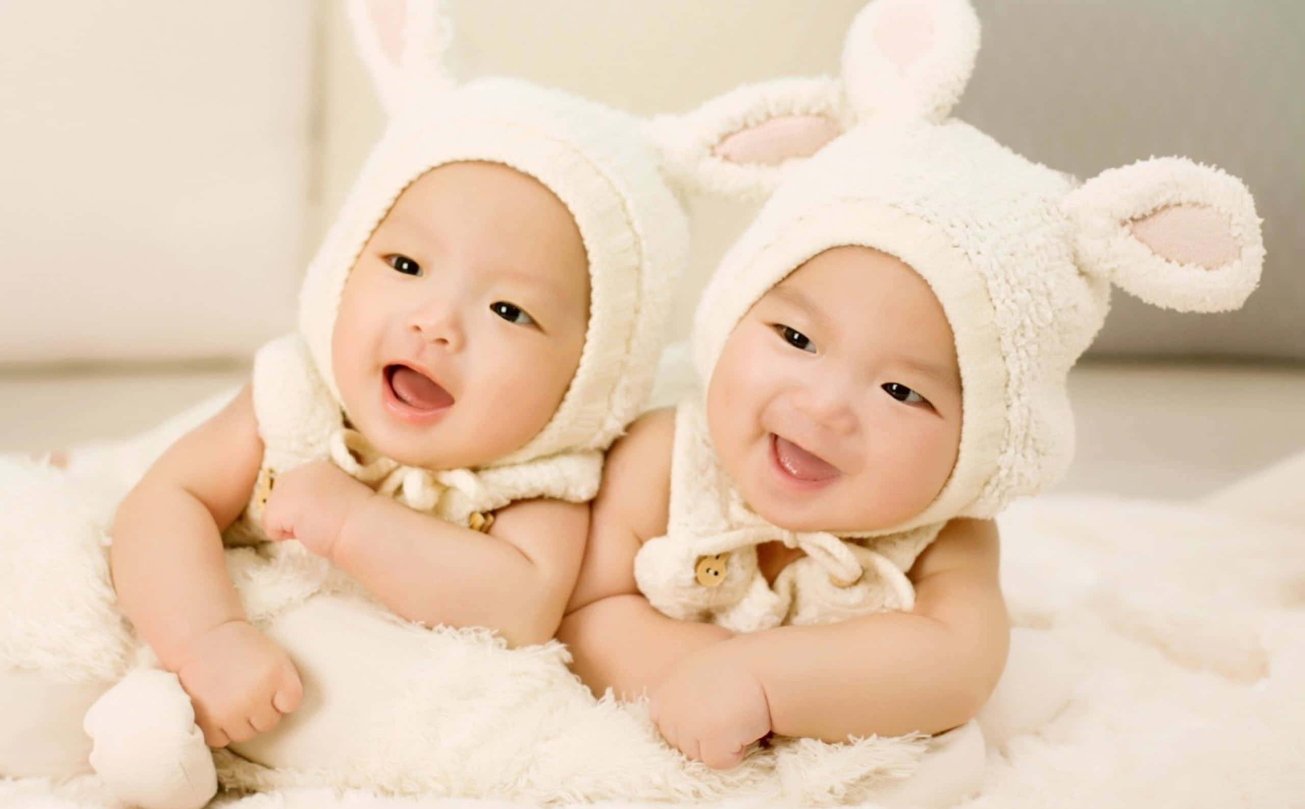 愛らしい笑顔の赤ちゃん 壁紙