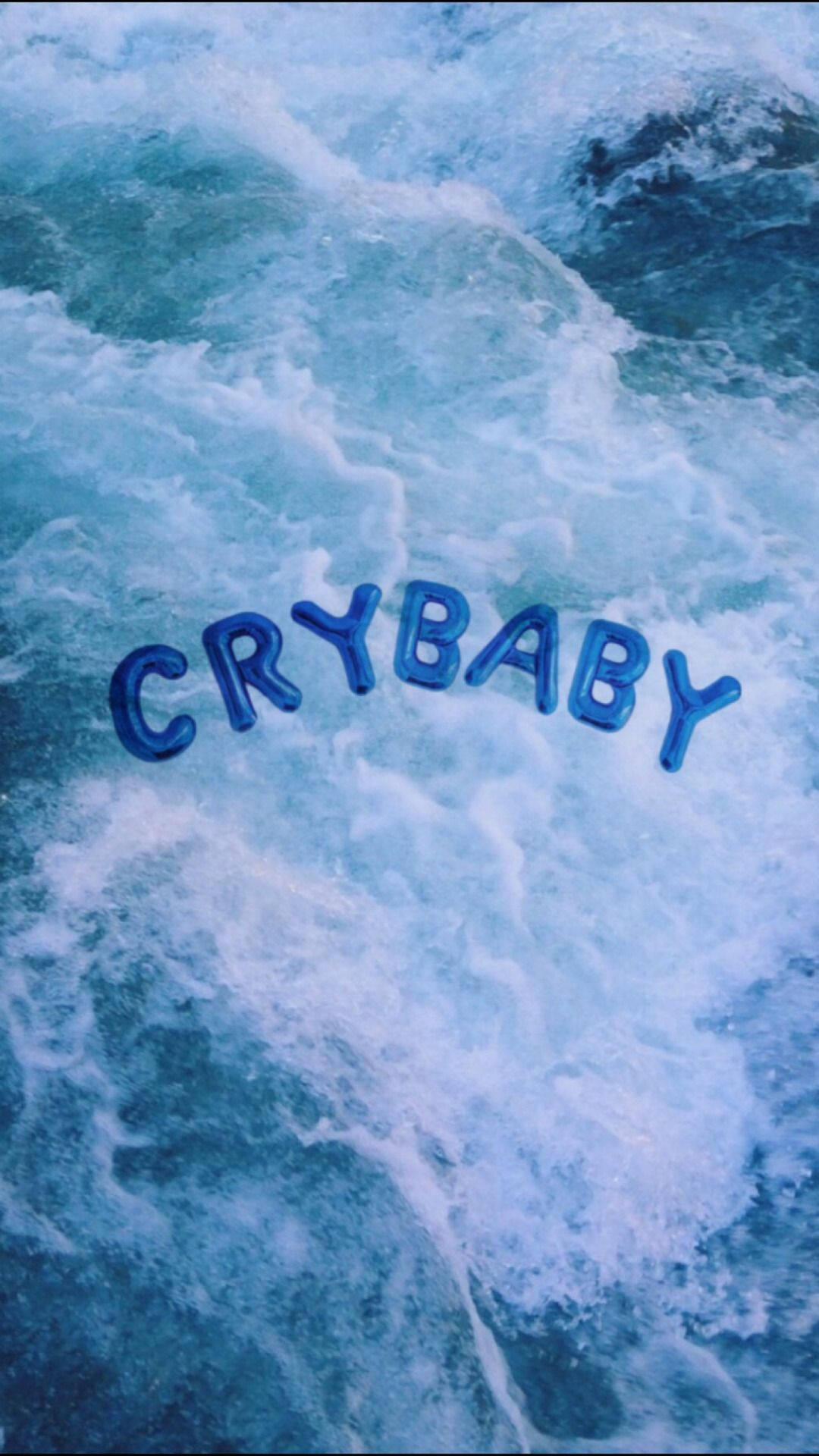 クールな青い美しい壁紙。青い海や海上に浮かぶ「Crybaby」と書かれた大きなバルーン文字。