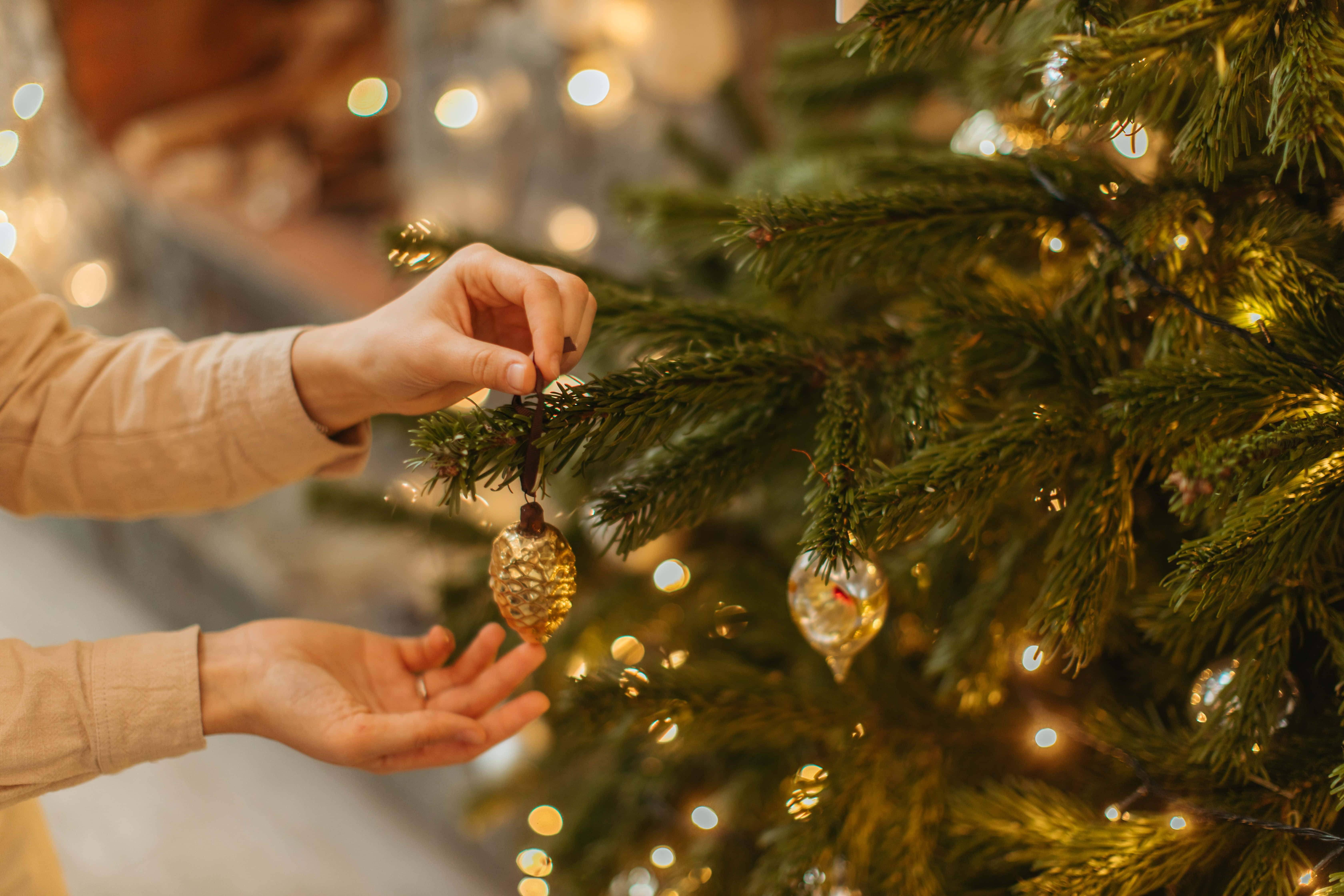 手で飾りをつけるクリスマスフォト背景 壁紙