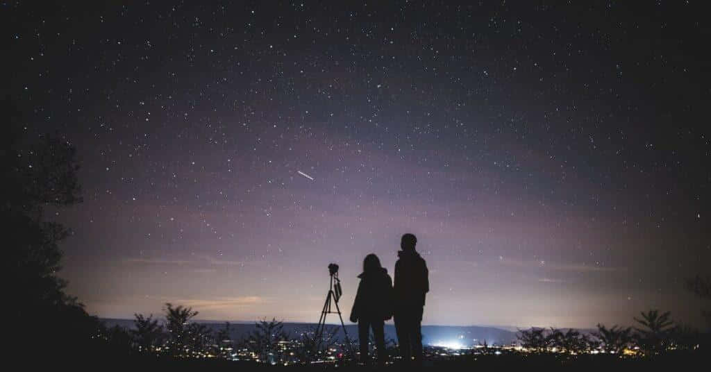 数千の星々が輝く魔法のような夜空の眺め 壁紙